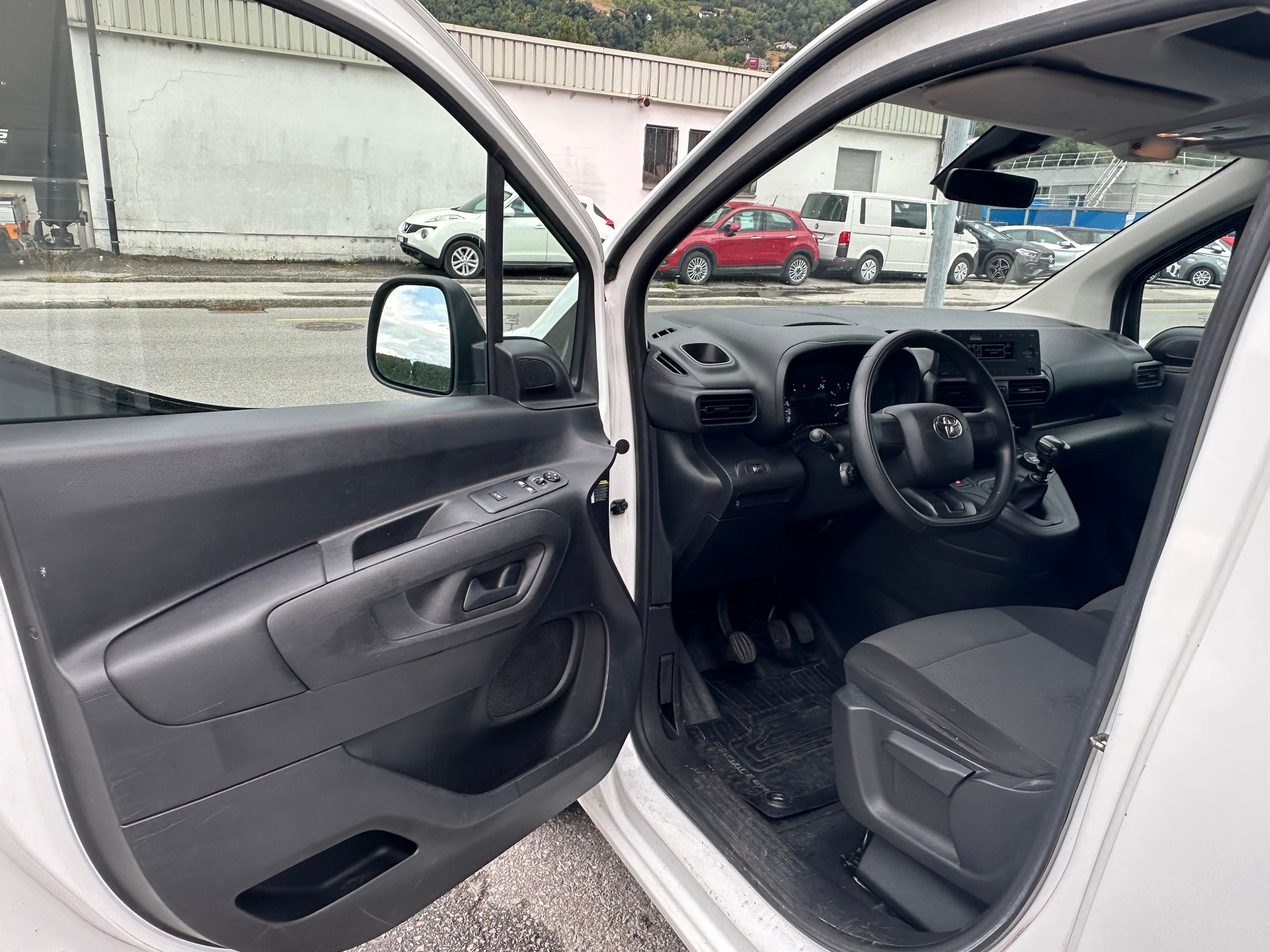 TOYOTA Proace City Van 1.5D Active Long 4x4-image-7