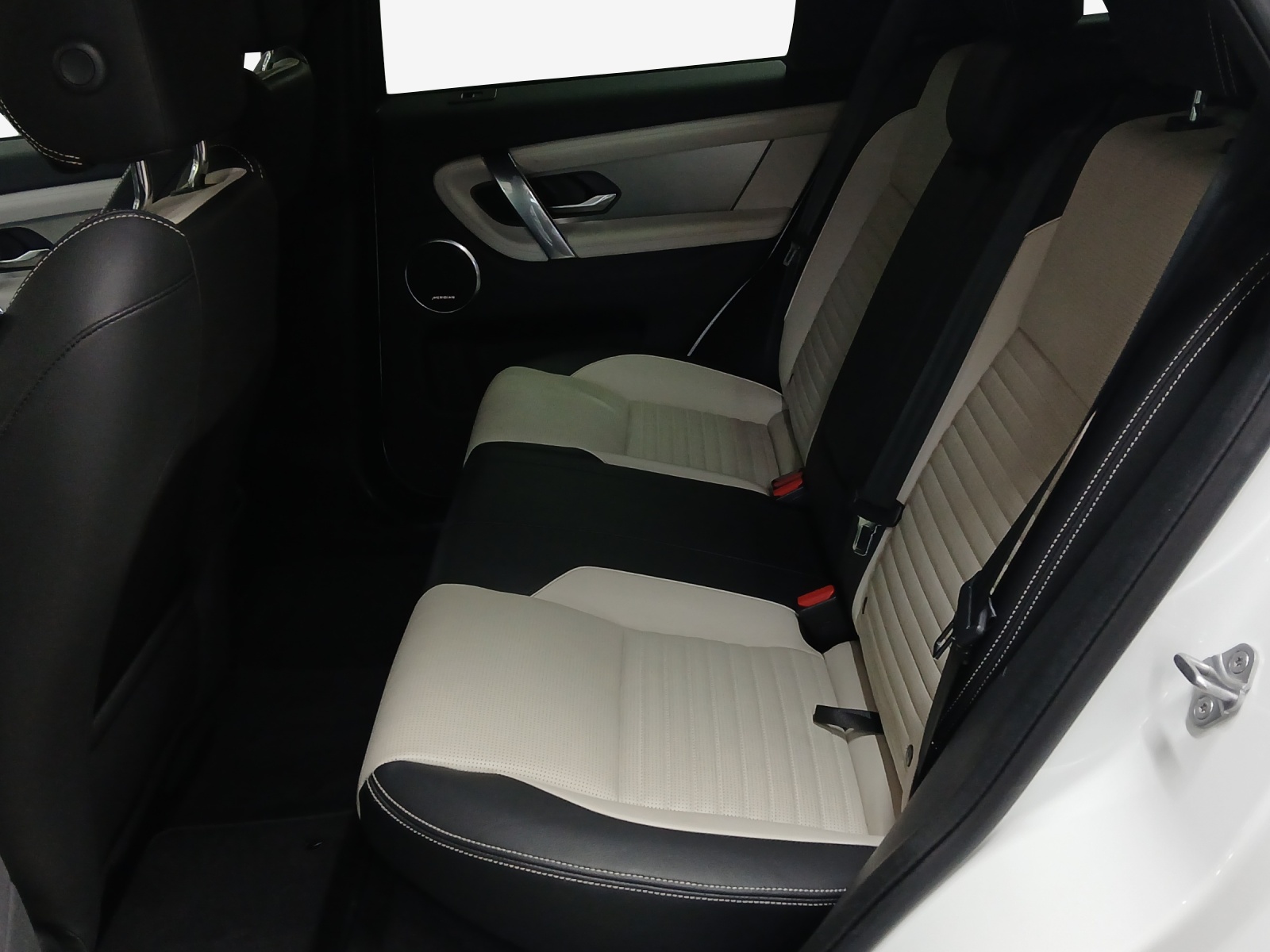 LAND ROVER Discovery Sport R Dyn. D165 2.0D TD4 MHEV SE AWD AT9-image-11