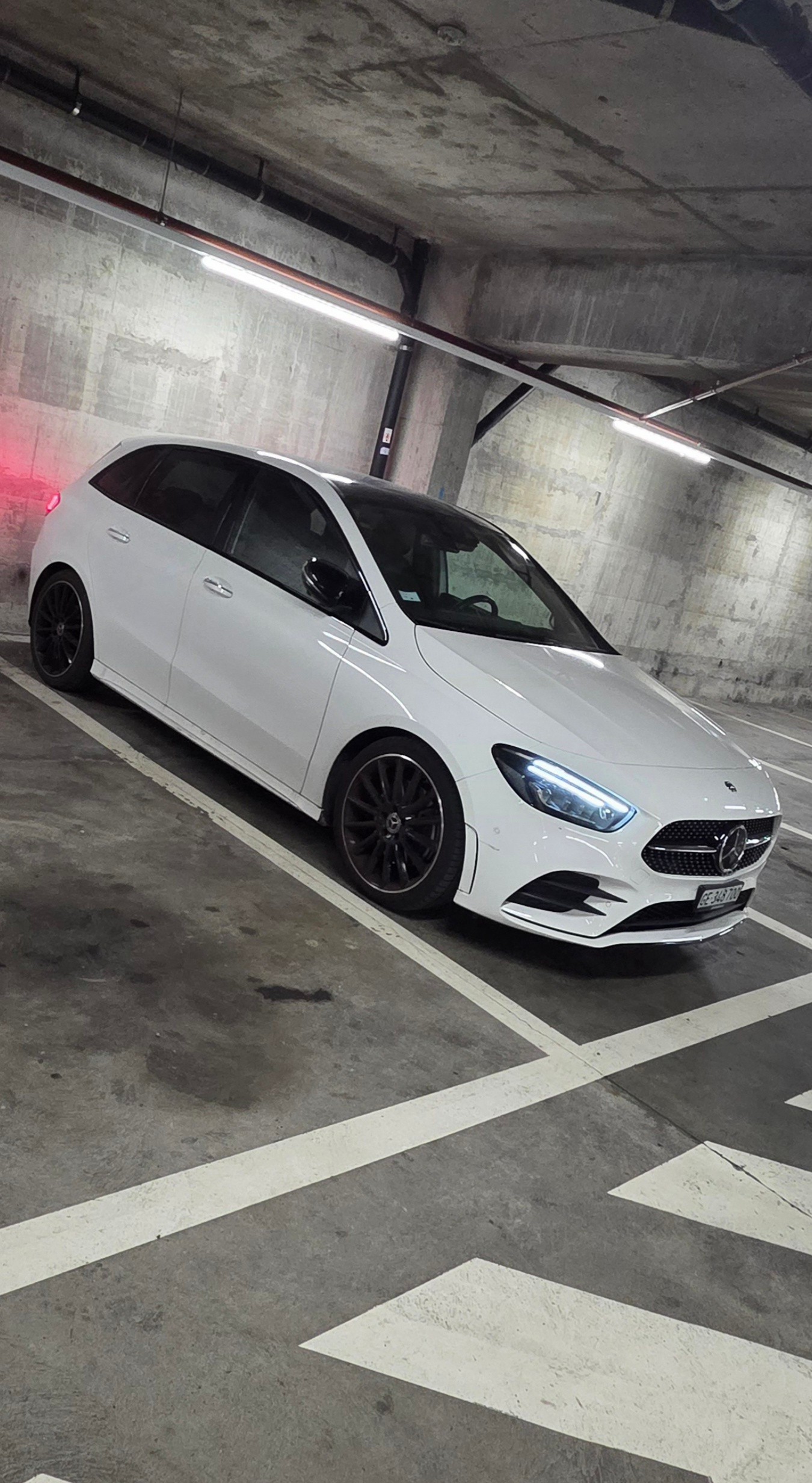 MERCEDES-BENZ B 220 d AMG Line-image-0