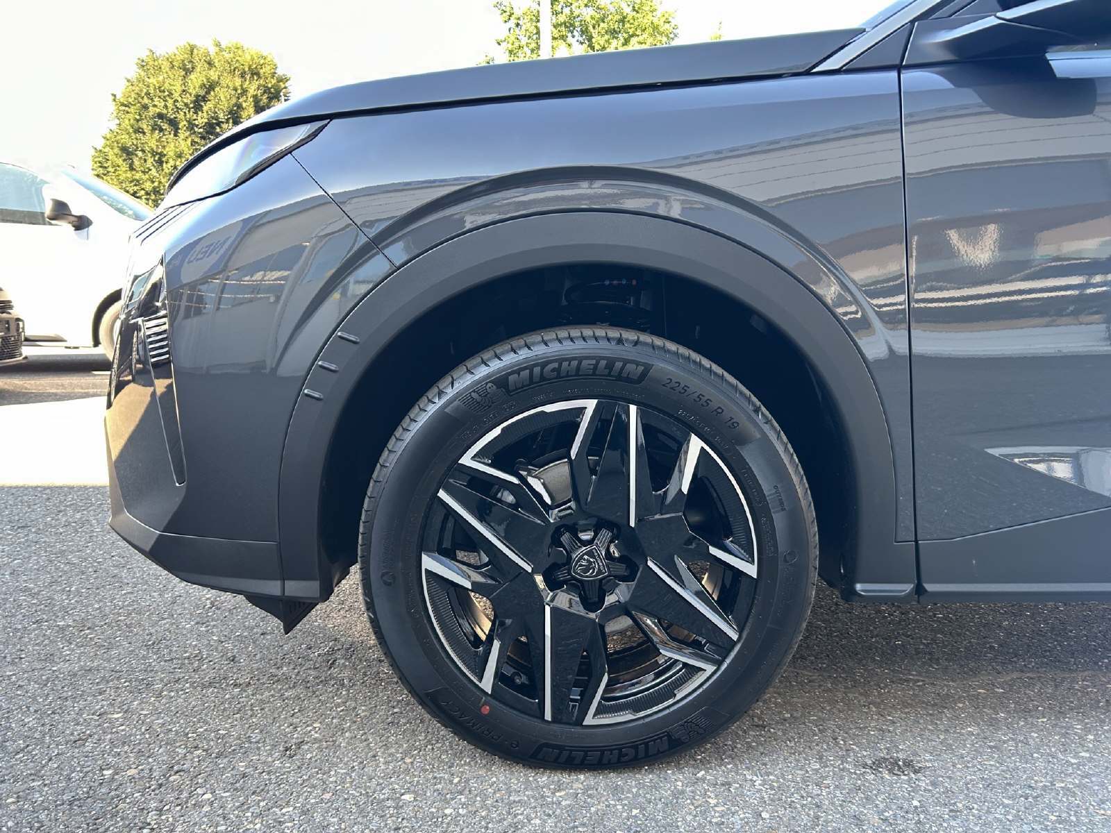 PEUGEOT 5008 1.2 Hybrid Allure Premium-image-5