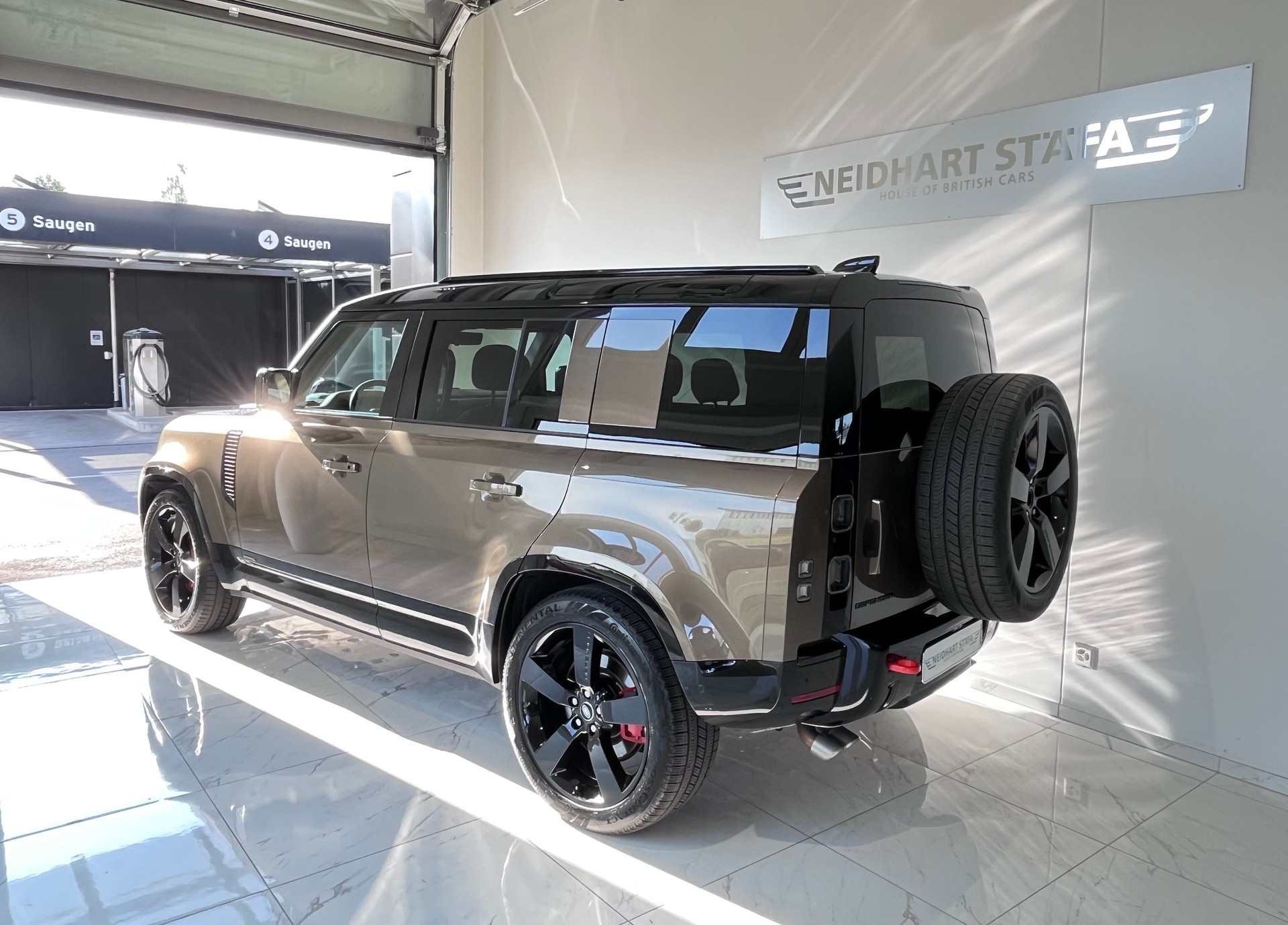 LAND ROVER Defender 110 425 V8 5.0 X AT8-showroom-element-2
