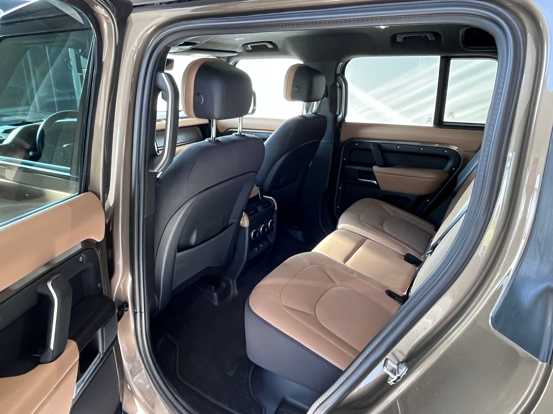LAND ROVER Defender 110 425 V8 5.0 X AT8-image-6