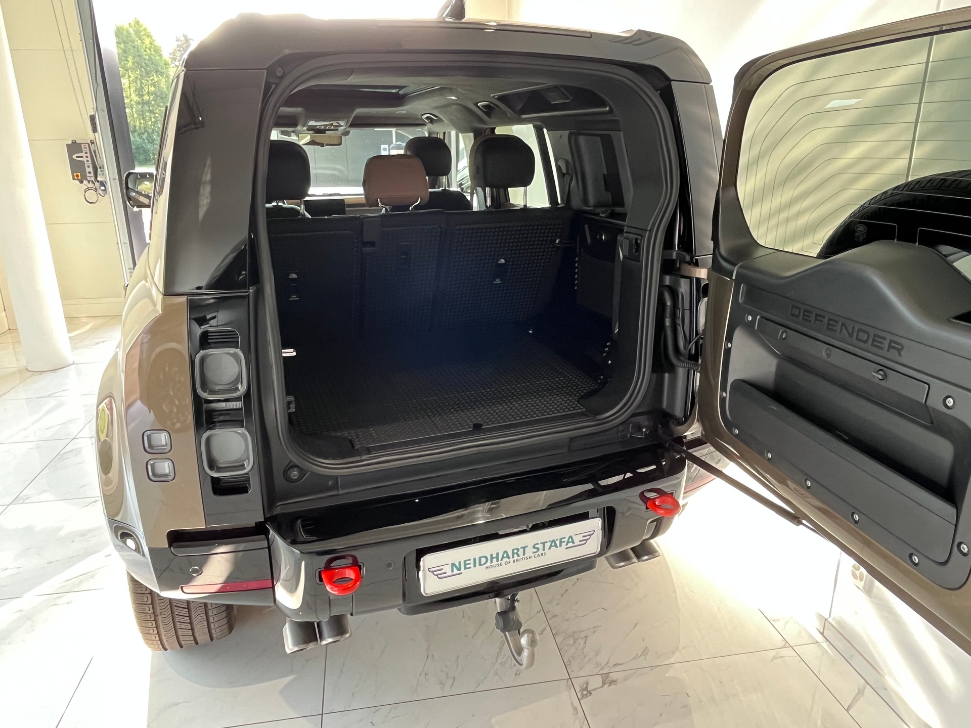 LAND ROVER Defender 110 425 V8 5.0 X AT8-image-8