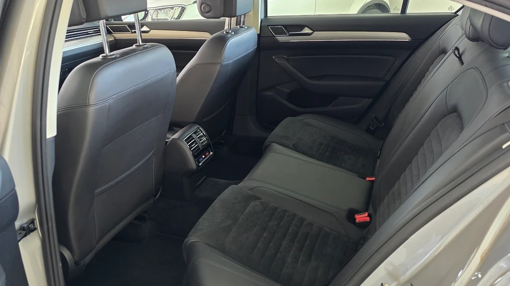 VW Passat 2.0 TDI R-Line Highline 4Motion-image-10
