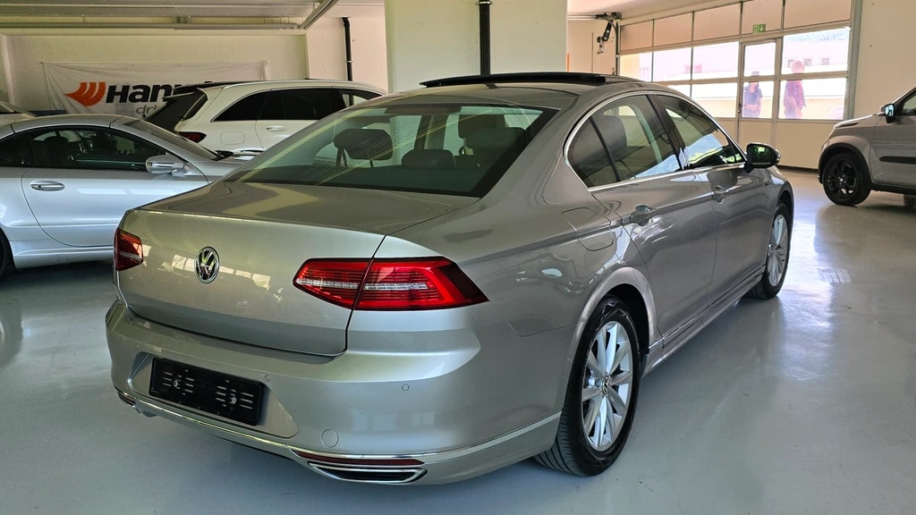 VW Passat 2.0 TDI R-Line Highline 4Motion-image-4