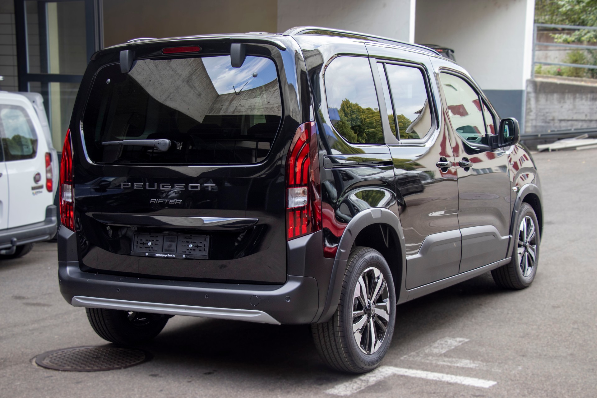 PEUGEOT Rifter 1.5 BlueHDi GT EAT8-image-3