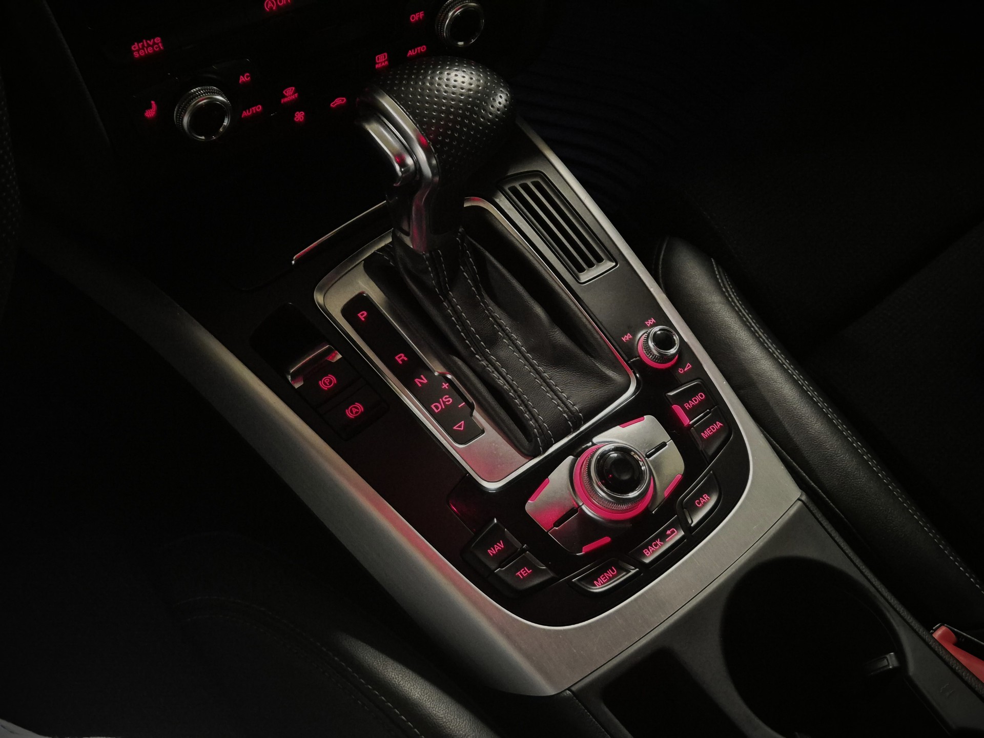 AUDI A4 Avant 3.0 TDI quattro S-tronic-image-13