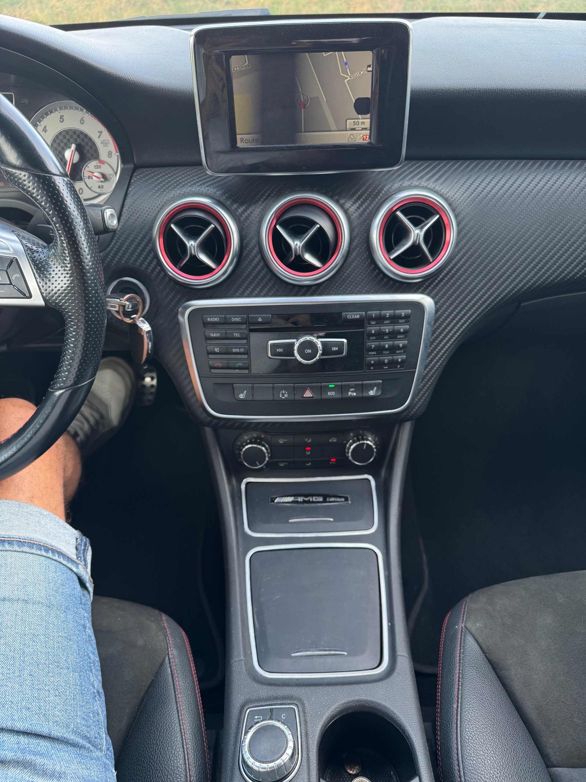 MERCEDES-BENZ A 250 AMG Line 4Matic 7G-DCT-image-9