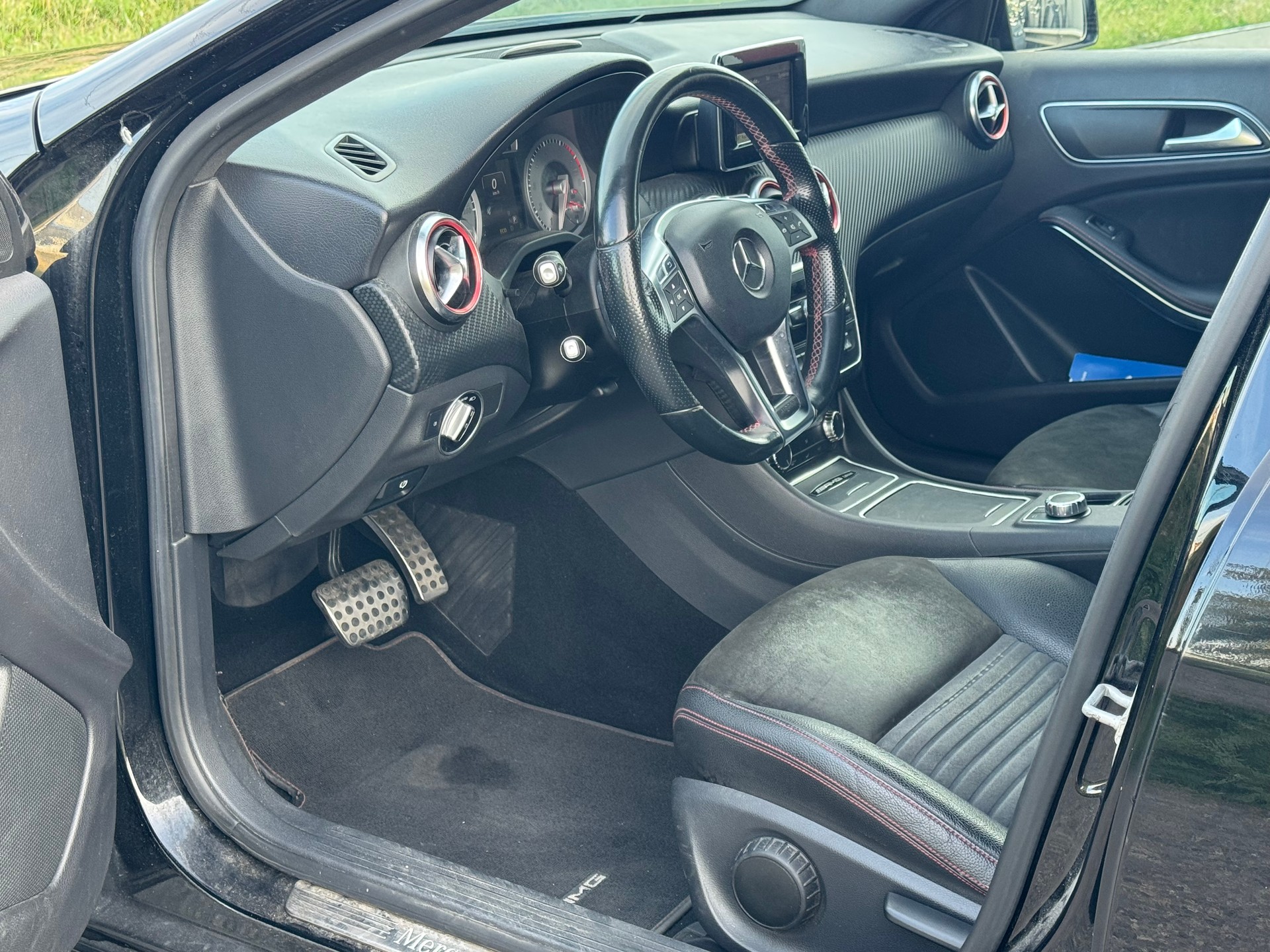 MERCEDES-BENZ A 250 AMG Line 4Matic 7G-DCT-image-8