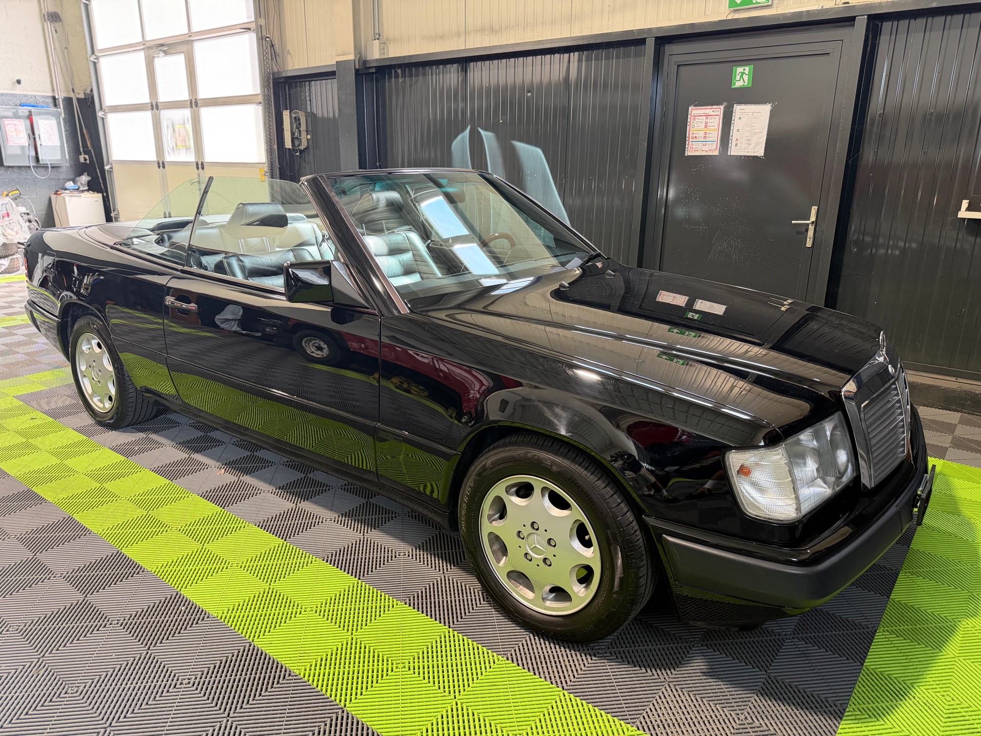 MERCEDES-BENZ 300 CE-24 Cabrio-image-2