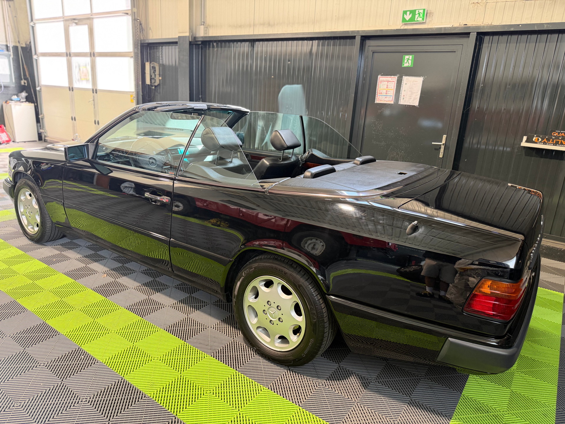 MERCEDES-BENZ 300 CE-24 Cabrio-image-7