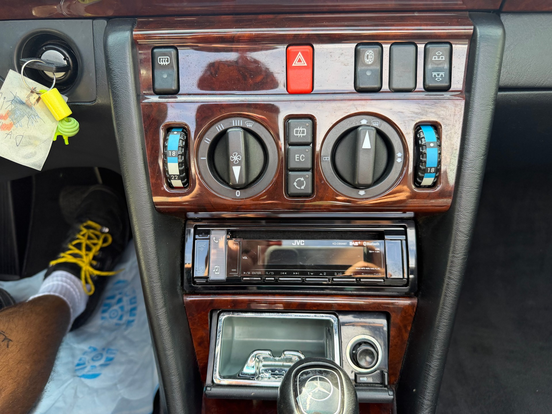 MERCEDES-BENZ 300 CE-24 Cabrio-image-12