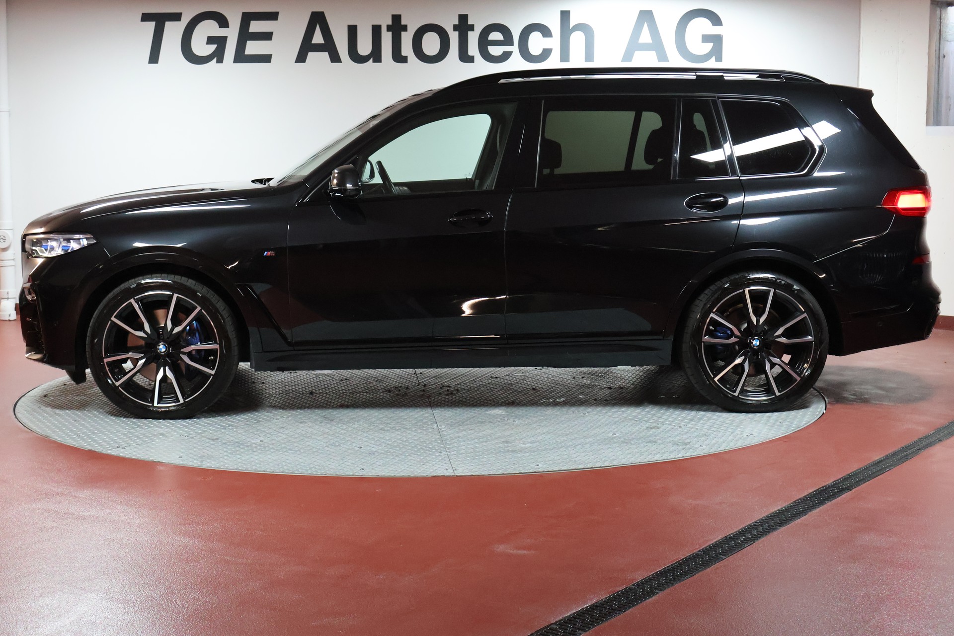BMW X7 xDrive 48V 40d Steptronic M-Sport-showroom-element-3