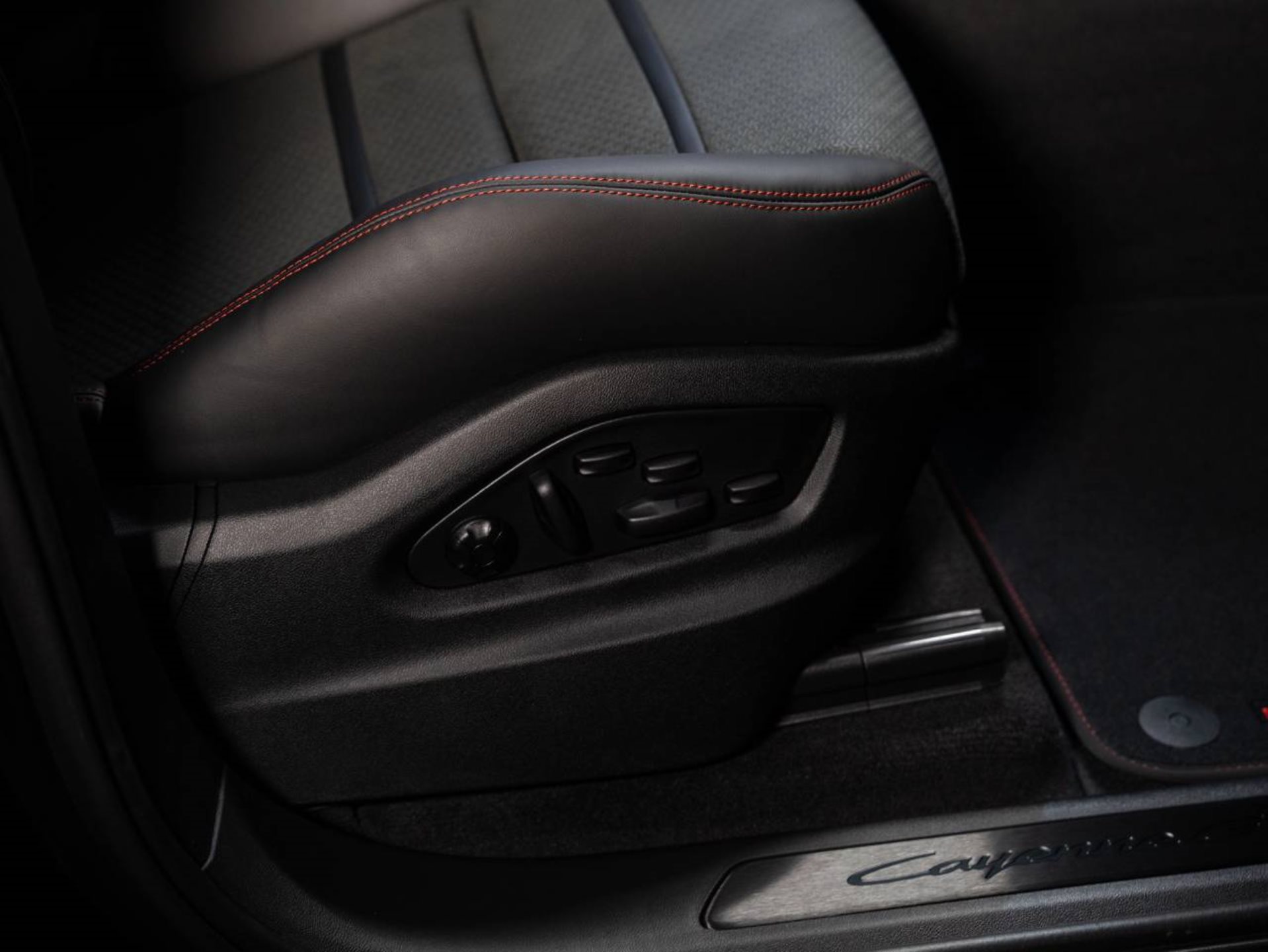PORSCHE Cayenne E-Hybrid Black Edition-image-18