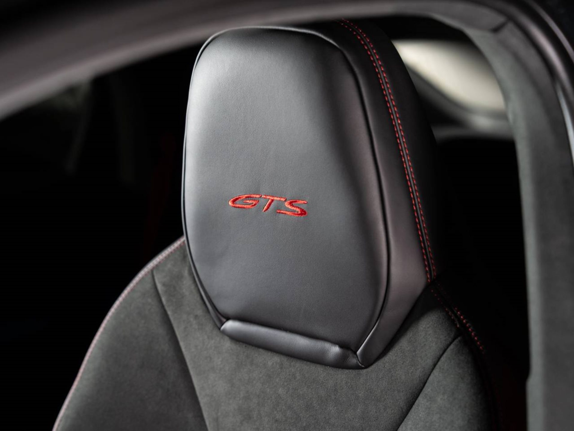 PORSCHE Cayenne E-Hybrid Black Edition-image-15