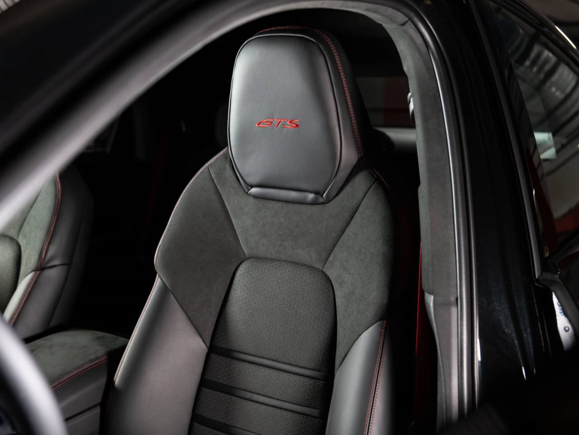 PORSCHE Cayenne E-Hybrid Black Edition-image-14