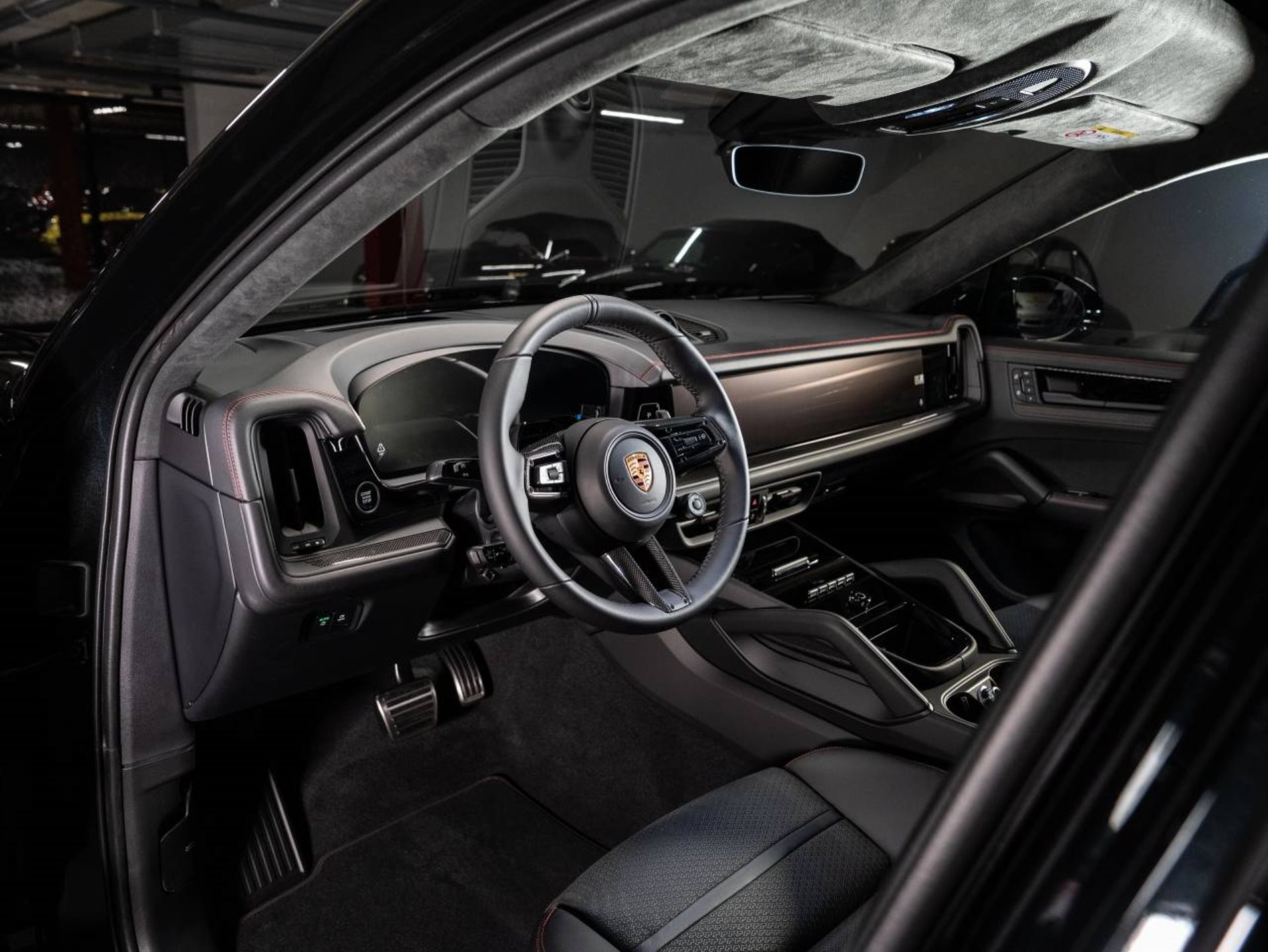 PORSCHE Cayenne E-Hybrid Black Edition-image-3