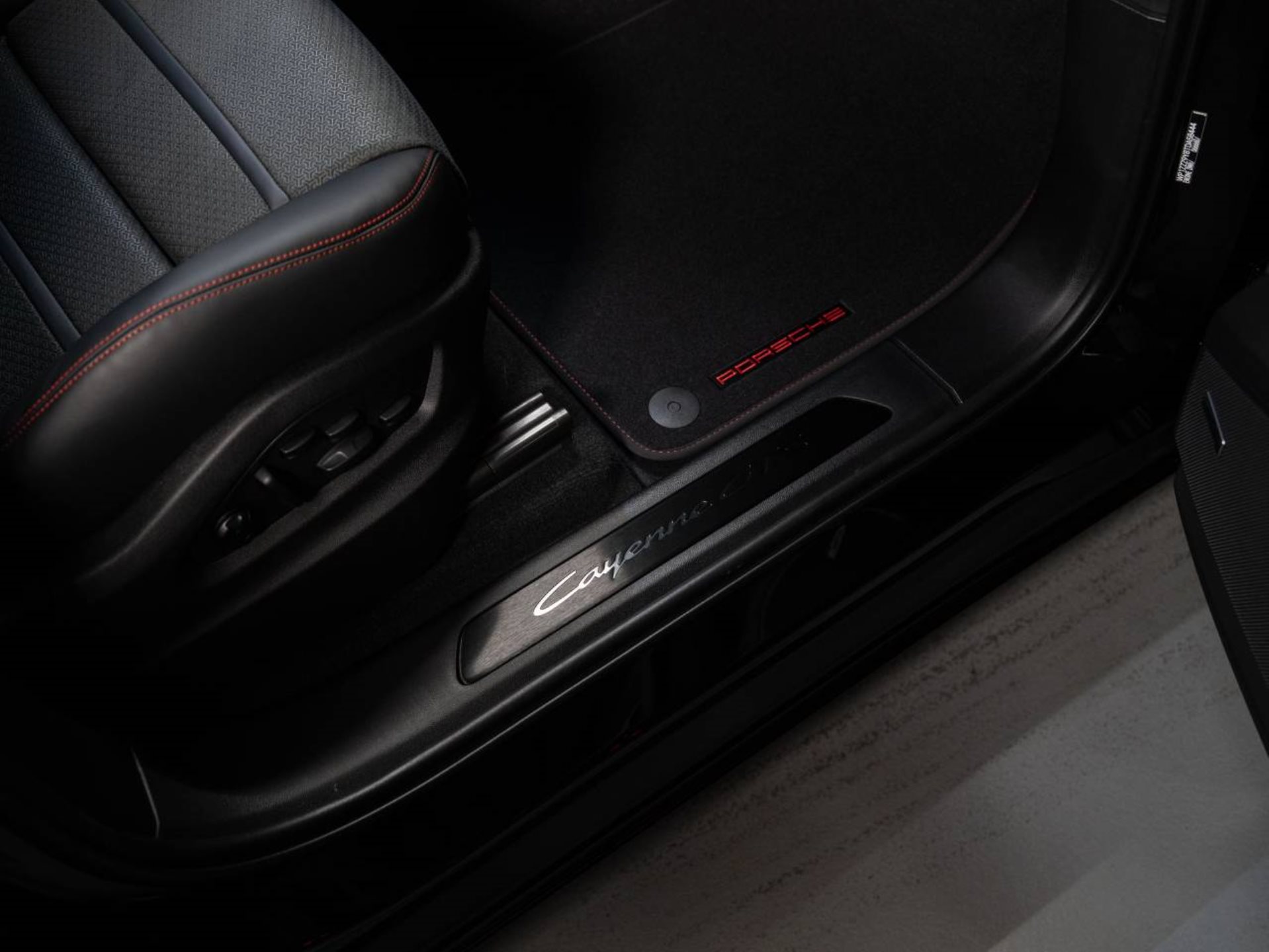 PORSCHE Cayenne E-Hybrid Black Edition-image-22