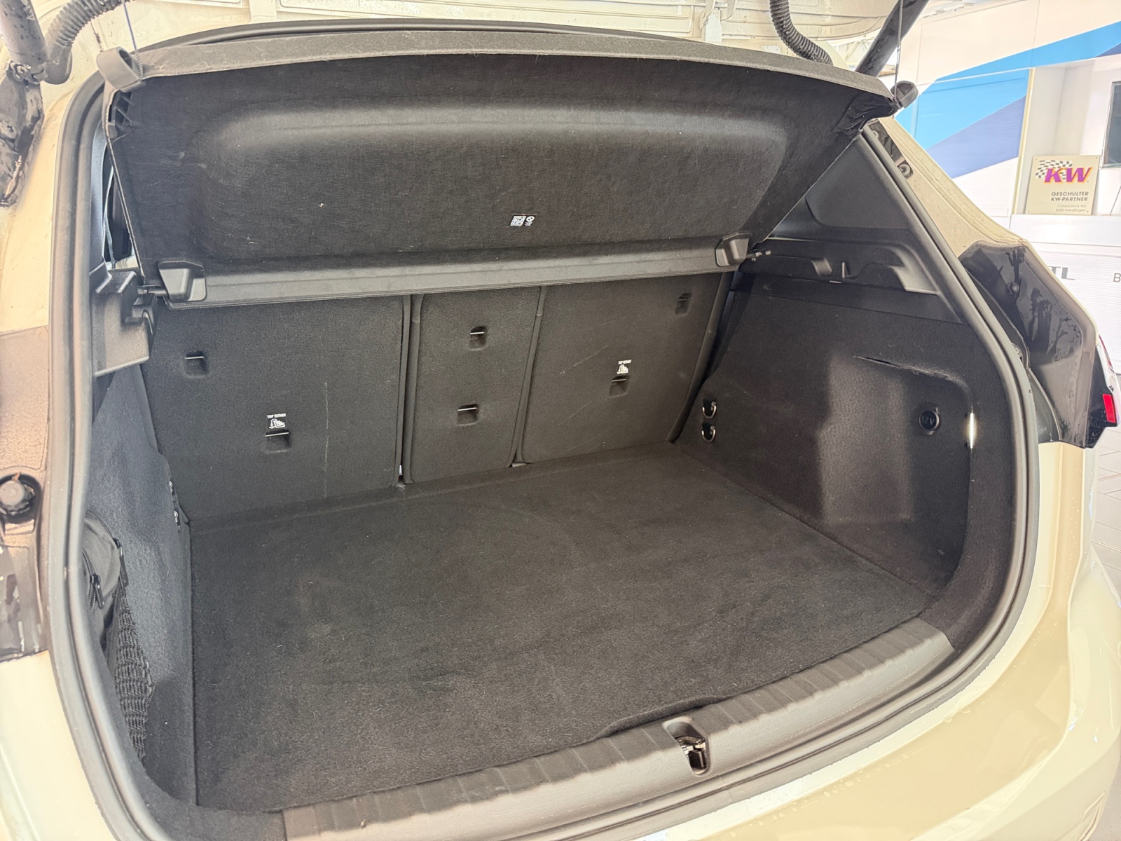 BMW 218d Active Tourer Luxury Line DKG-image-18