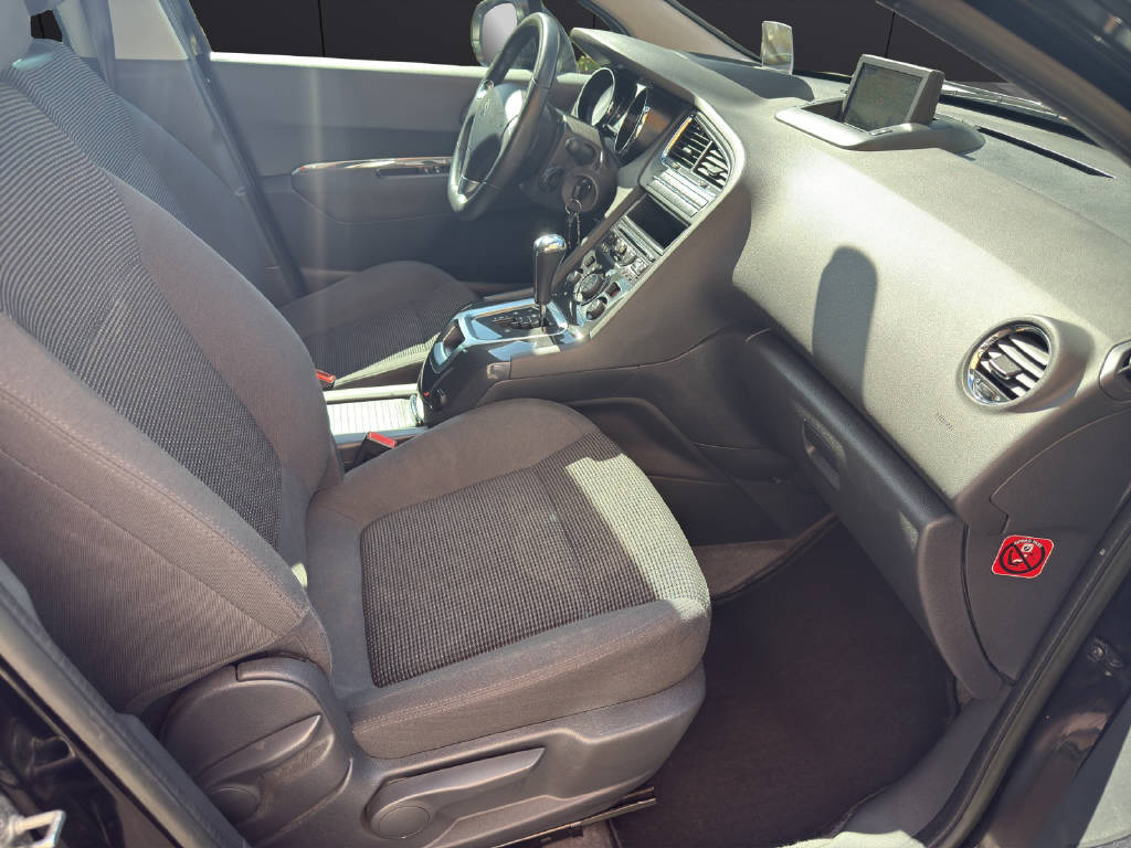 PEUGEOT 5008 1.6 THP 155 Allure-image-17