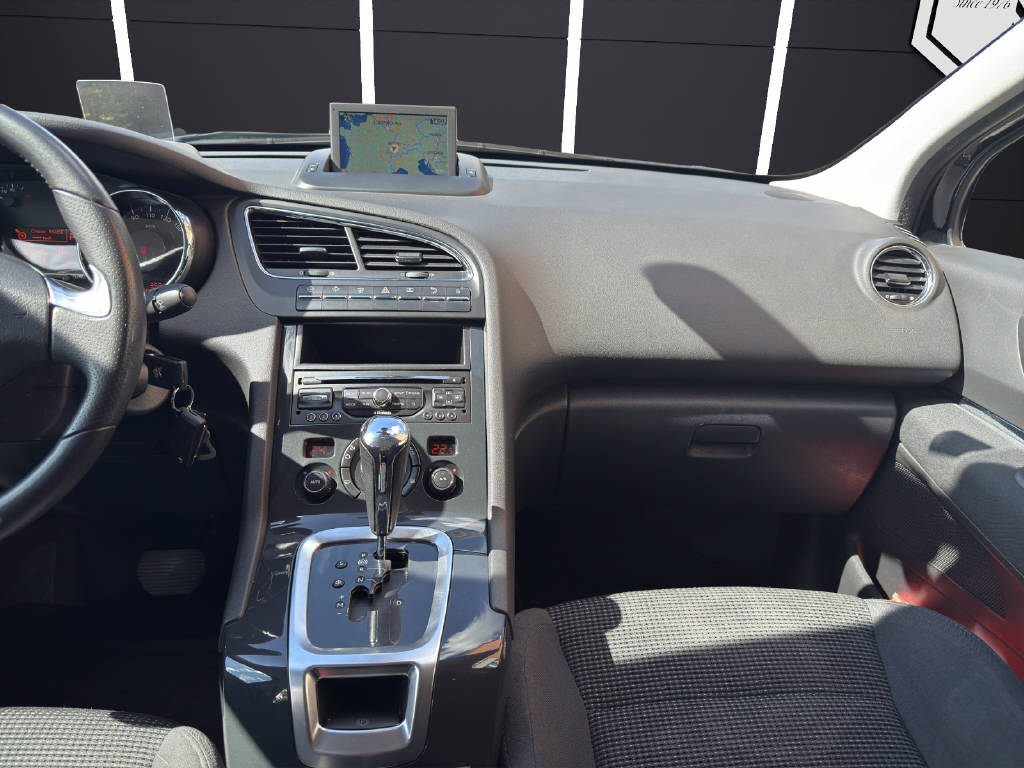 PEUGEOT 5008 1.6 THP 155 Allure-image-15