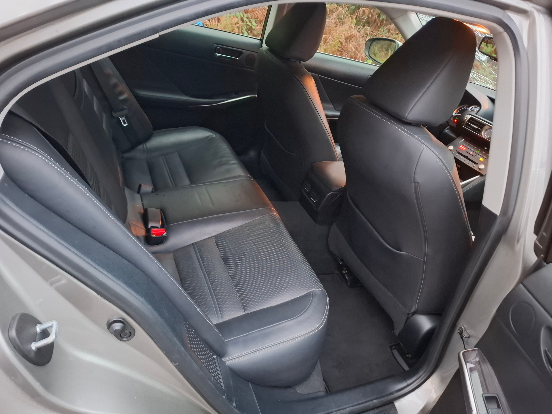 LEXUS IS 300h Sport Automatic-image-14