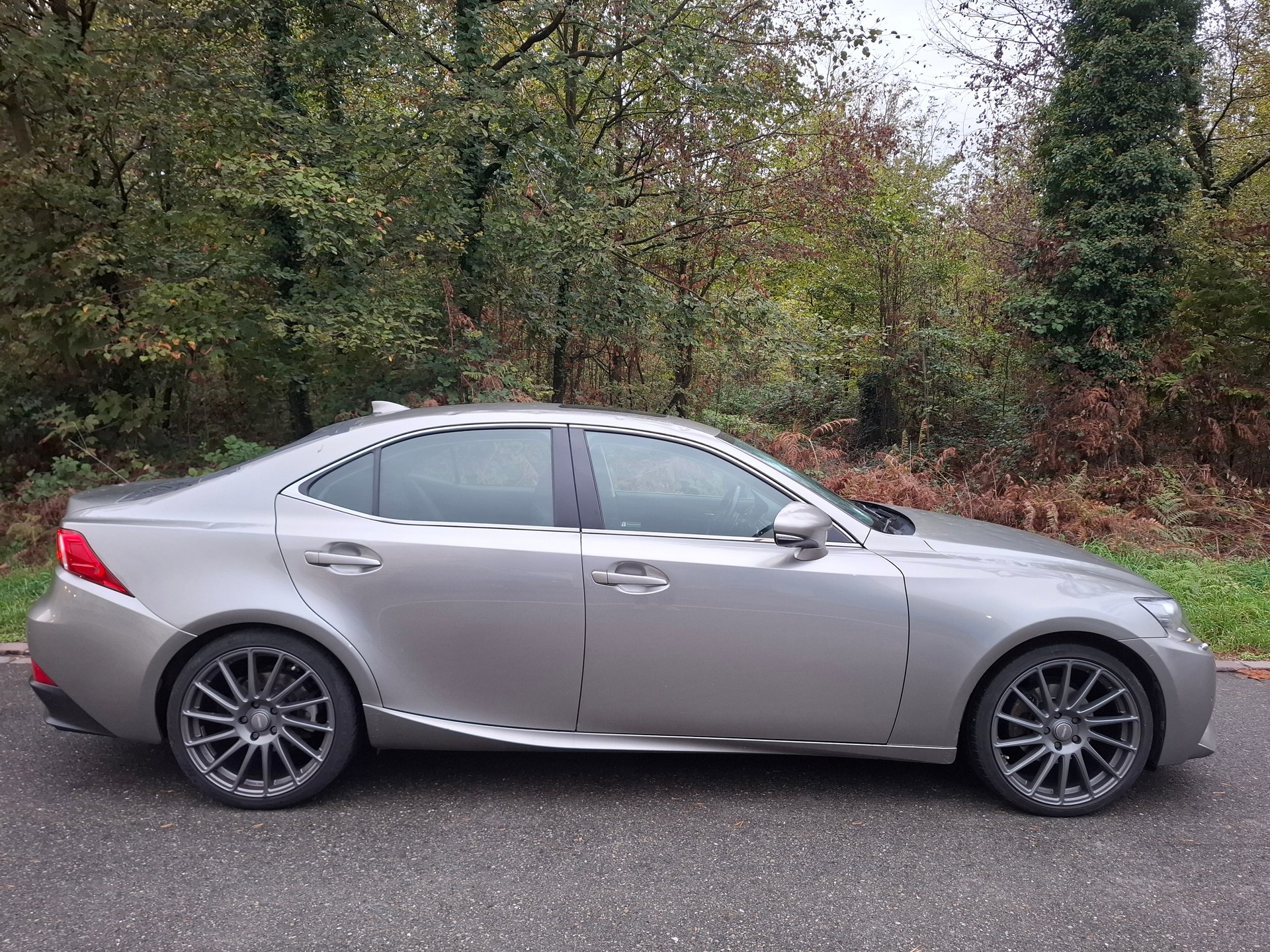 LEXUS IS 300h Sport Automatic-image-2