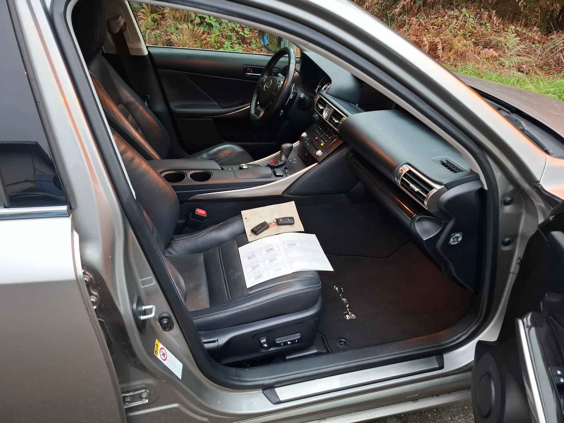 LEXUS IS 300h Sport Automatic-image-1