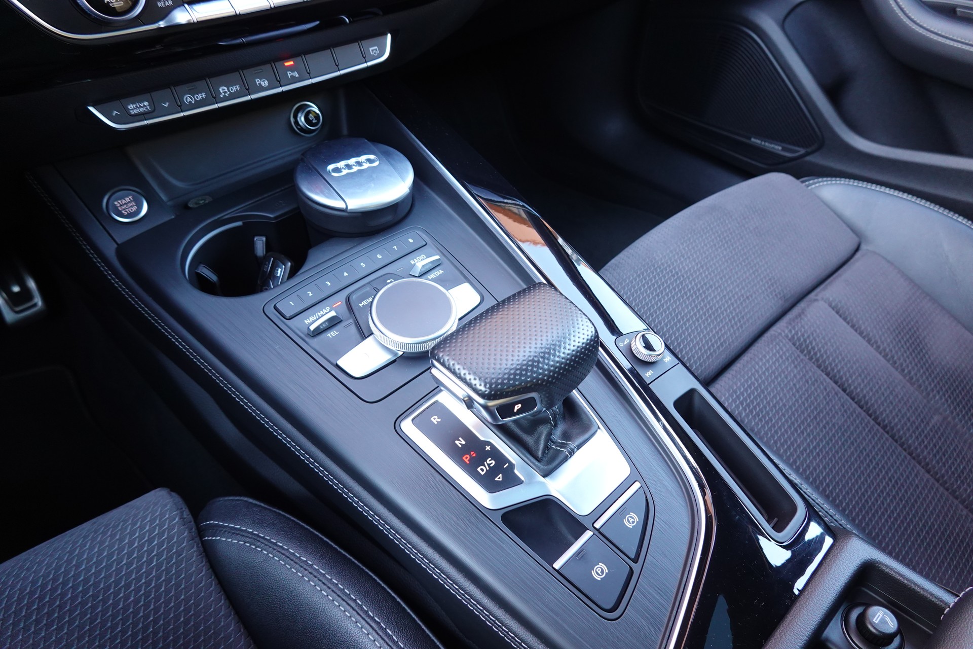 AUDI A4 Avant 2.0 TFSI quattro - "CH Auto * Toit Ouvrant * Cuir/Alcantara * Son Bang&Olufsen * Sièges Electriques Chauffants"-image-16