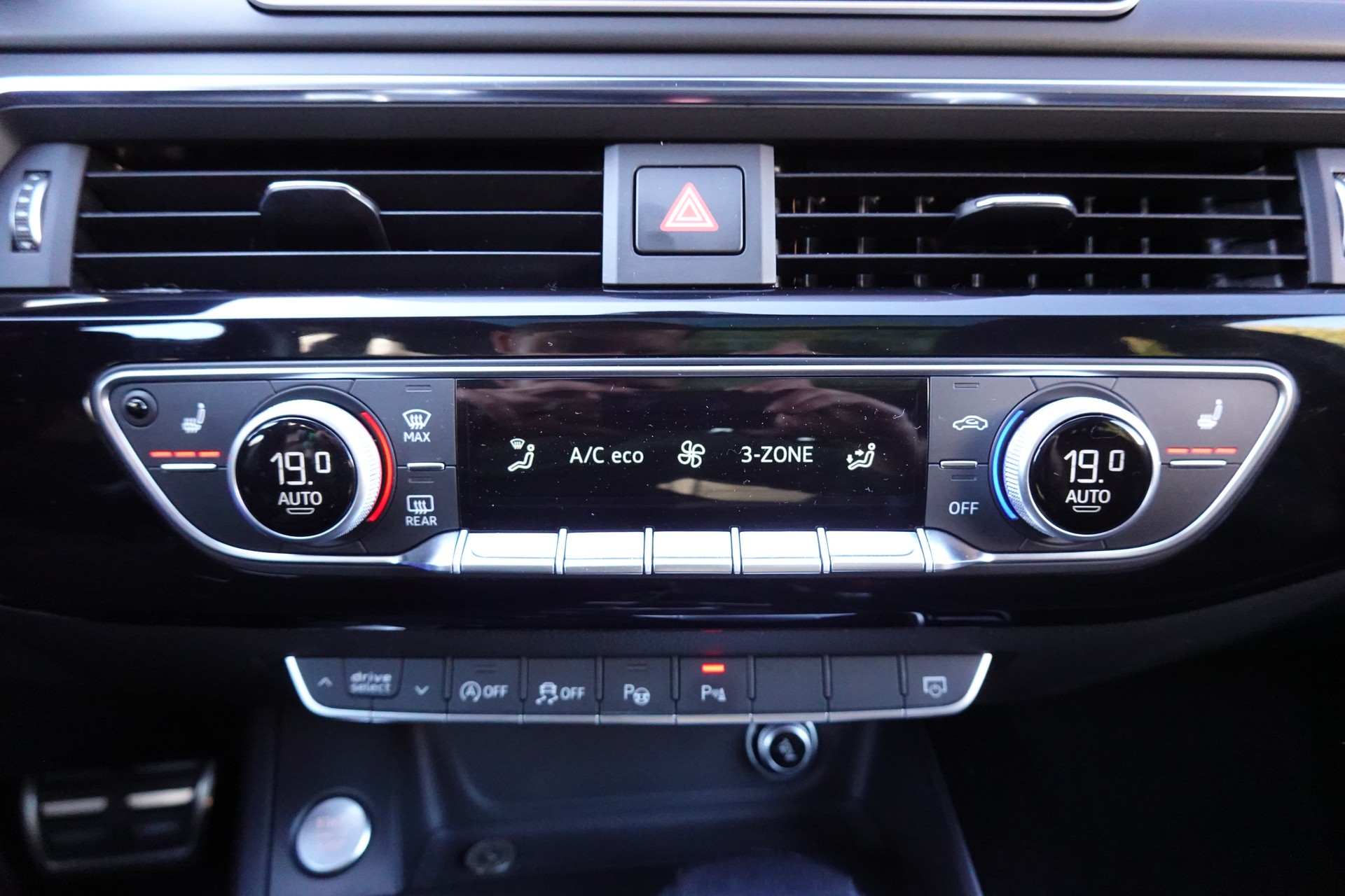 AUDI A4 Avant 2.0 TFSI quattro - "CH Auto * Toit Ouvrant * Cuir/Alcantara * Son Bang&Olufsen * Sièges Electriques Chauffants"-image-17