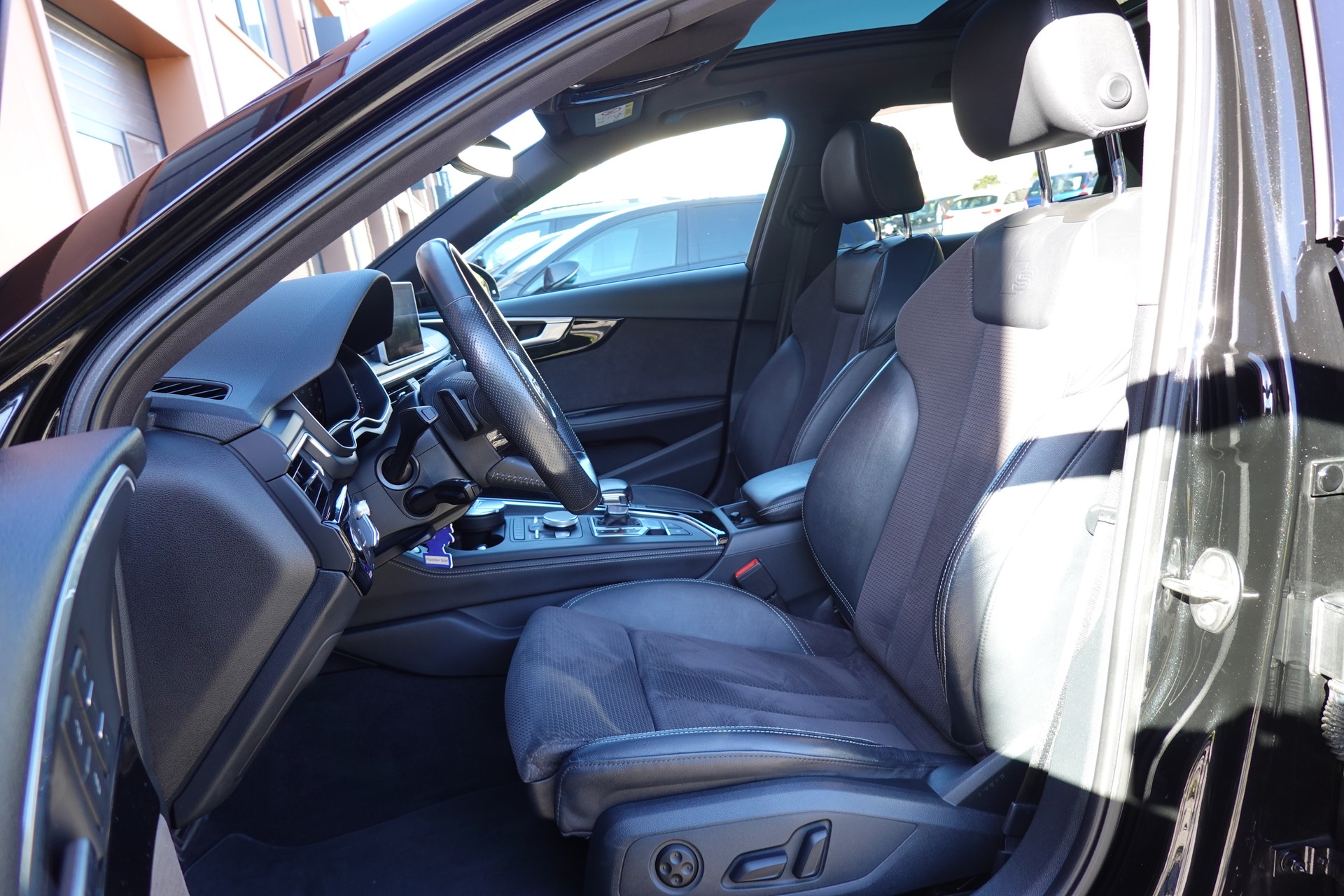 AUDI A4 Avant 2.0 TFSI quattro - "CH Auto * Toit Ouvrant * Cuir/Alcantara * Son Bang&Olufsen * Sièges Electriques Chauffants"-image-24