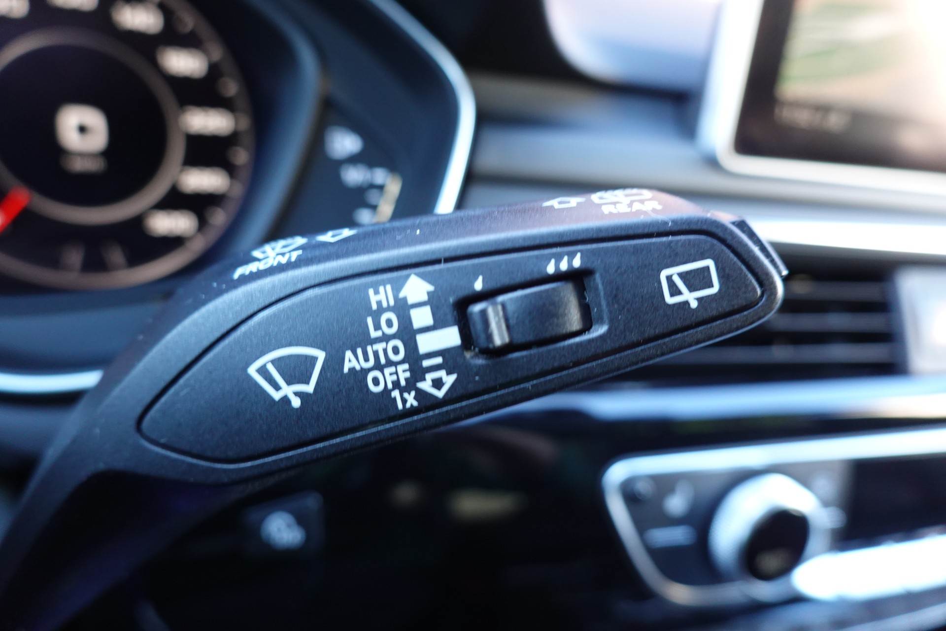 AUDI A4 Avant 2.0 TFSI quattro - "CH Auto * Toit Ouvrant * Cuir/Alcantara * Son Bang&Olufsen * Sièges Electriques Chauffants"-image-15