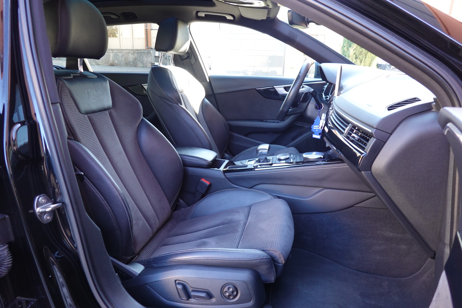 AUDI A4 Avant 2.0 TFSI quattro - "CH Auto * Toit Ouvrant * Cuir/Alcantara * Son Bang&Olufsen * Sièges Electriques Chauffants"-image-25