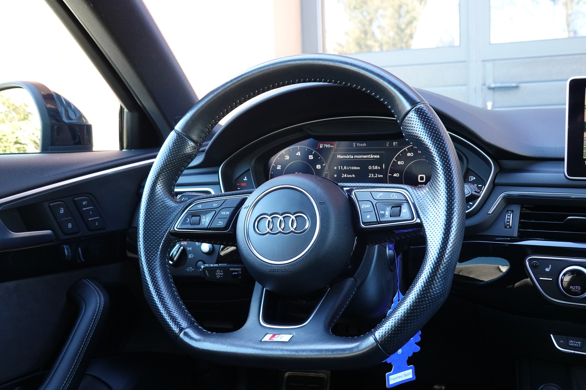 AUDI A4 Avant 2.0 TFSI quattro - "CH Auto * Toit Ouvrant * Cuir/Alcantara * Son Bang&Olufsen * Sièges Electriques Chauffants"-image-11