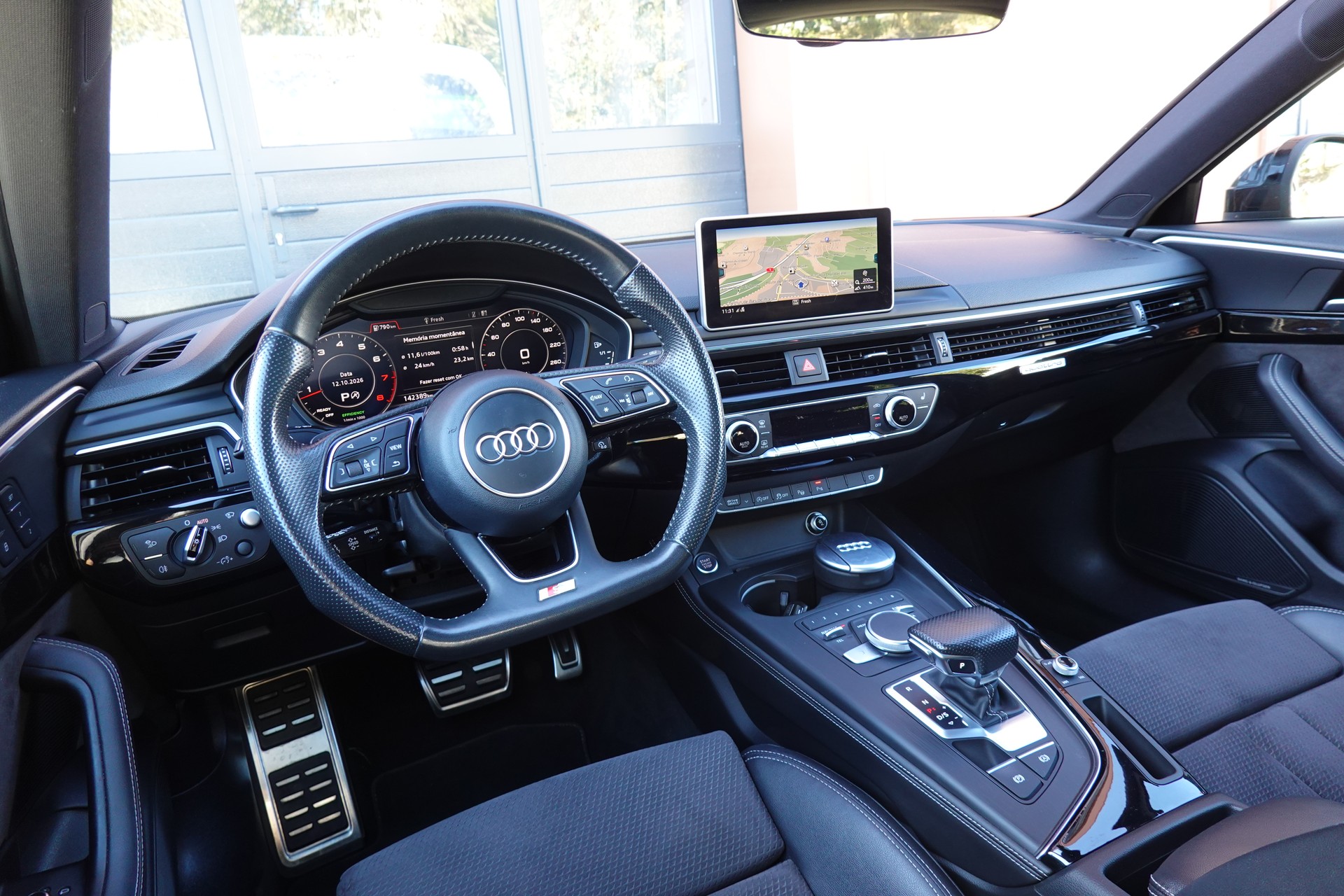 AUDI A4 Avant 2.0 TFSI quattro - "CH Auto * Toit Ouvrant * Cuir/Alcantara * Son Bang&Olufsen * Sièges Electriques Chauffants"-image-12