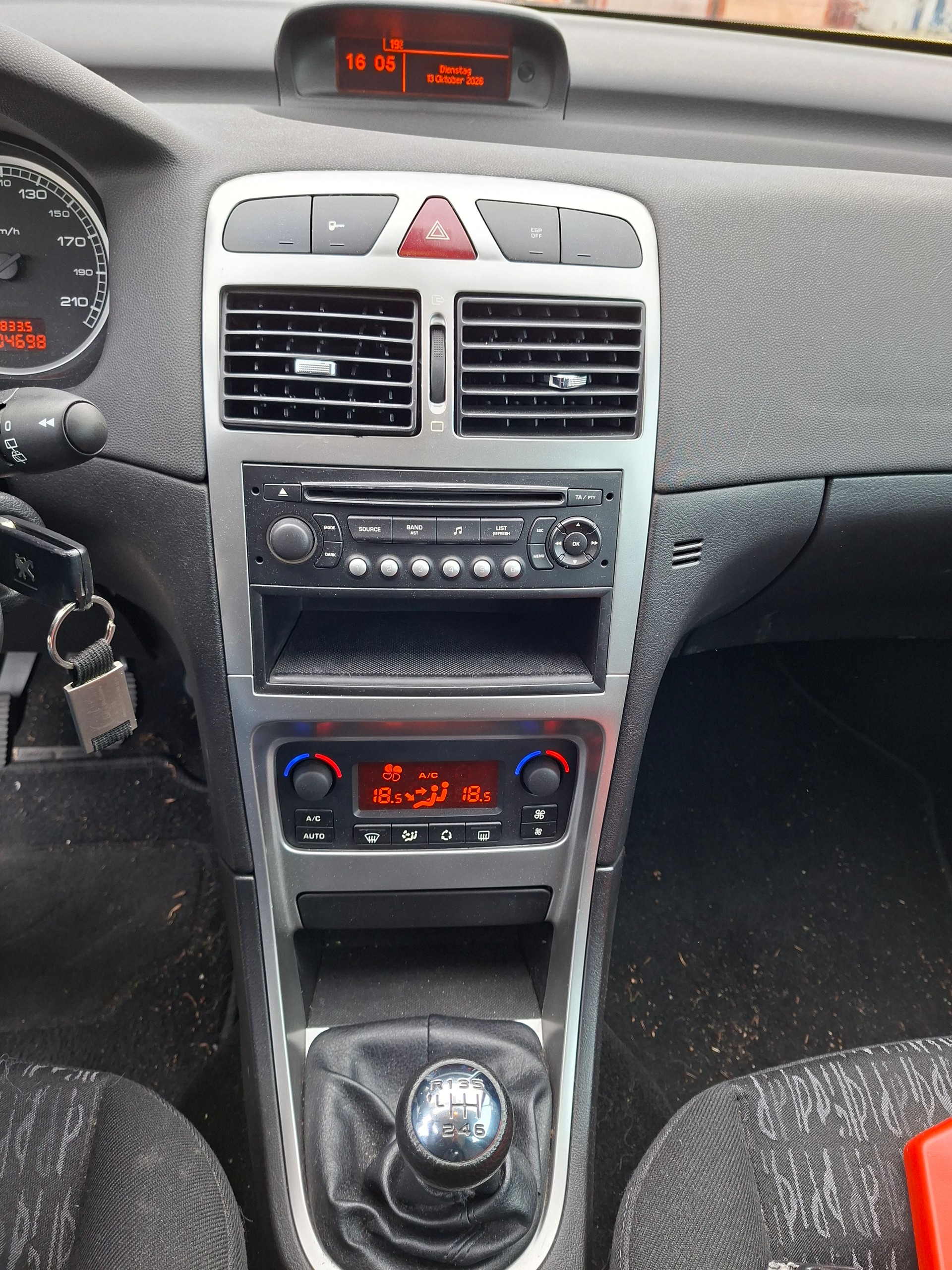 PEUGEOT 307 2.0 HDI XSi-image-11