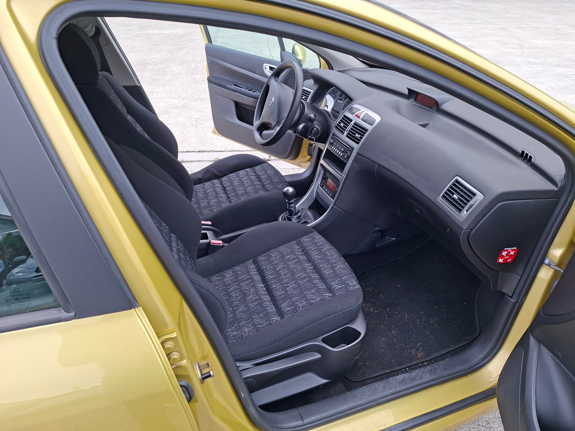 PEUGEOT 307 2.0 HDI XSi-image-12