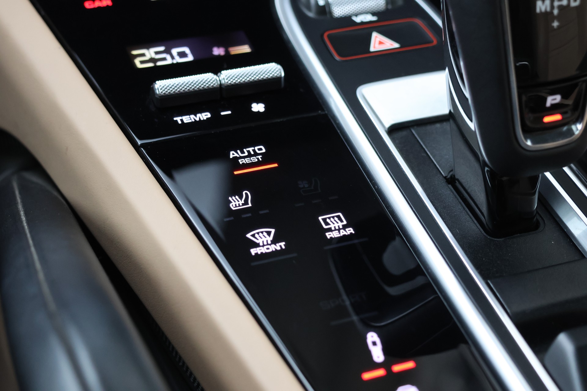 PORSCHE Cayenne Coupé E-Hybrid Platinum Edition *BlackStyle*-image-31