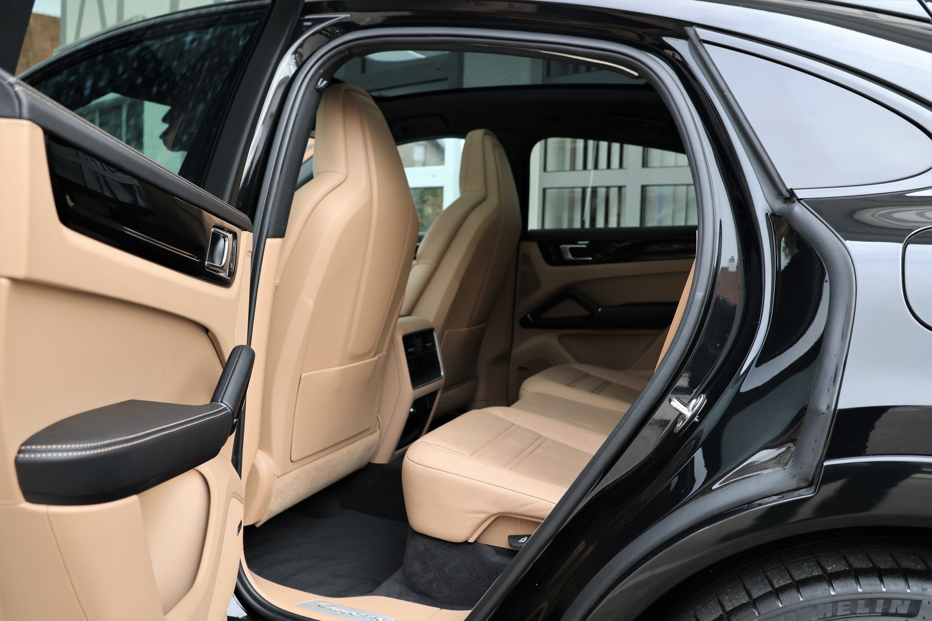 PORSCHE Cayenne Coupé E-Hybrid Platinum Edition *BlackStyle*-image-13