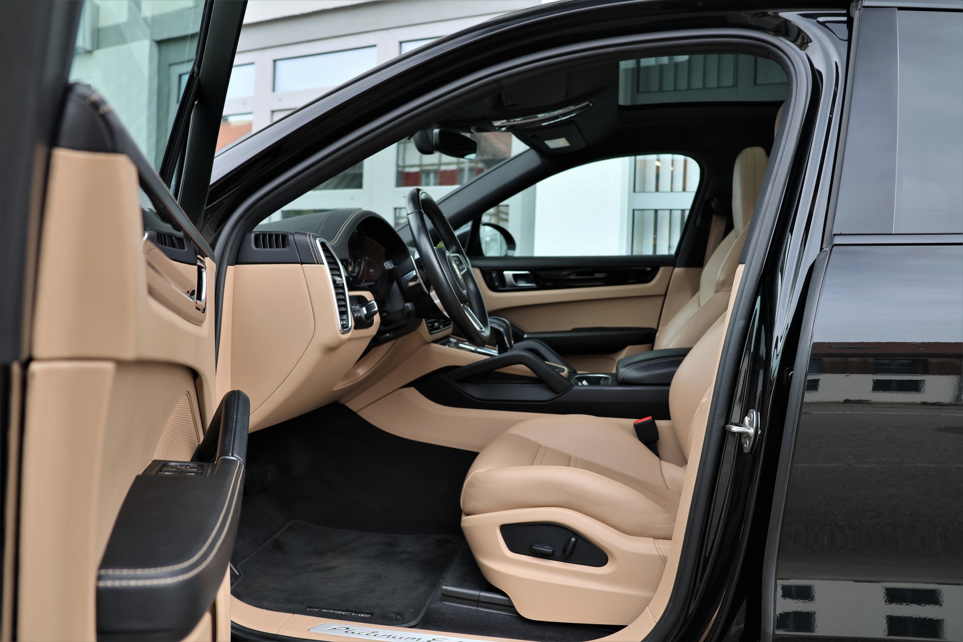 PORSCHE Cayenne Coupé E-Hybrid Platinum Edition *BlackStyle*-image-9