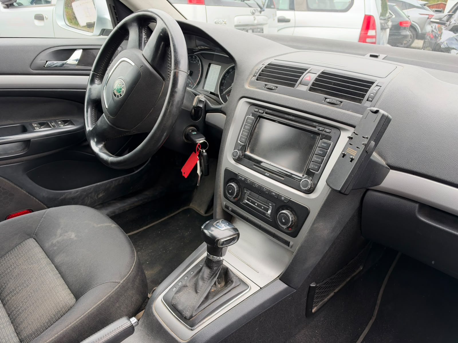 SKODA Octavia Combi 2.0 TDI Ambiente DSG-image-4
