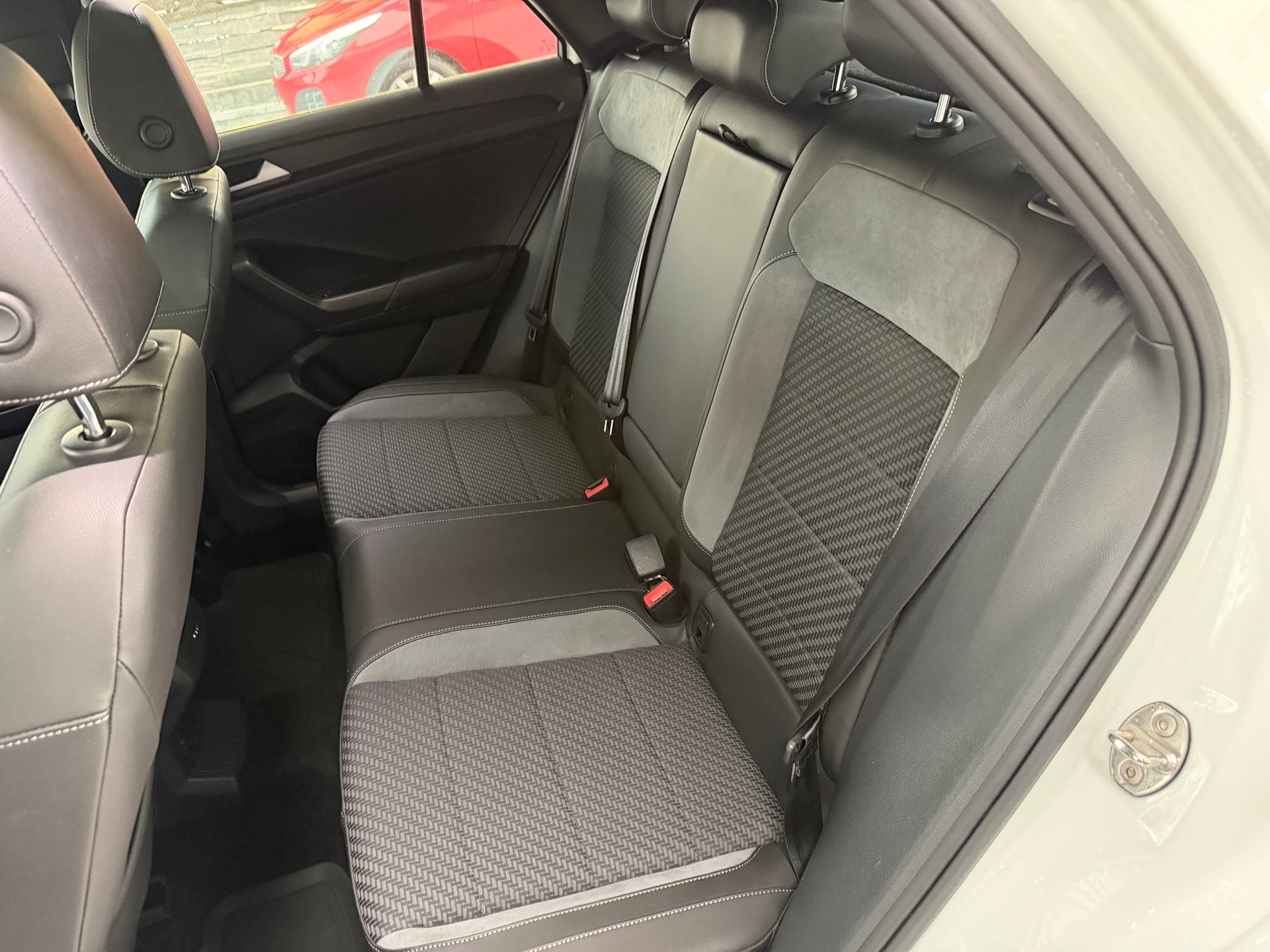 VW T-Roc 2.0 TSI Sport DSG 4Motion R-LINE-image-22