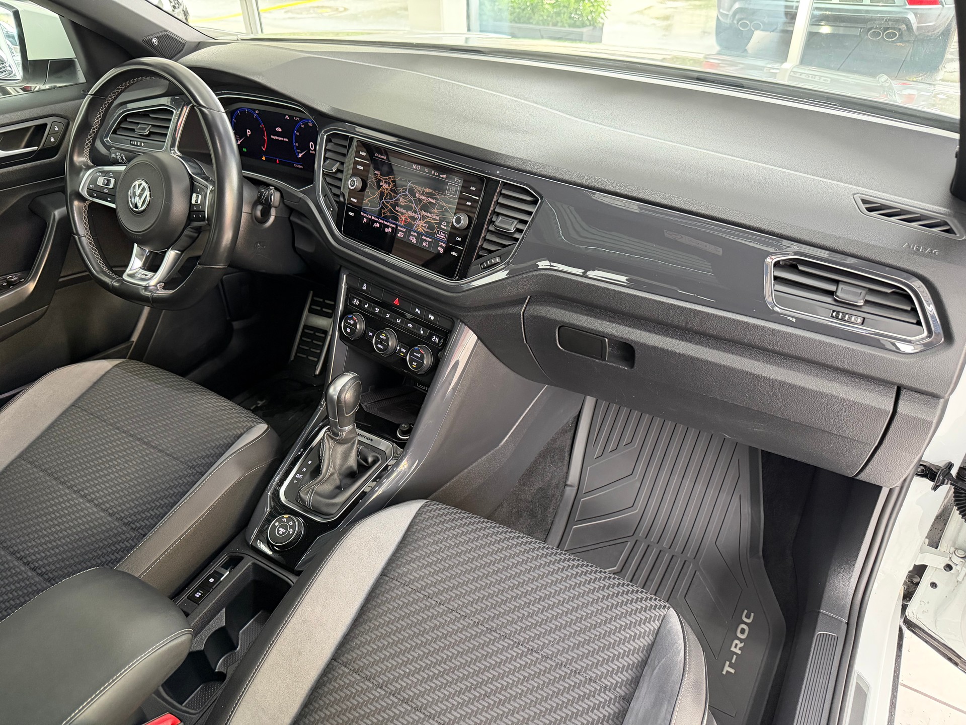 VW T-Roc 2.0 TSI Sport DSG 4Motion R-LINE-image-17