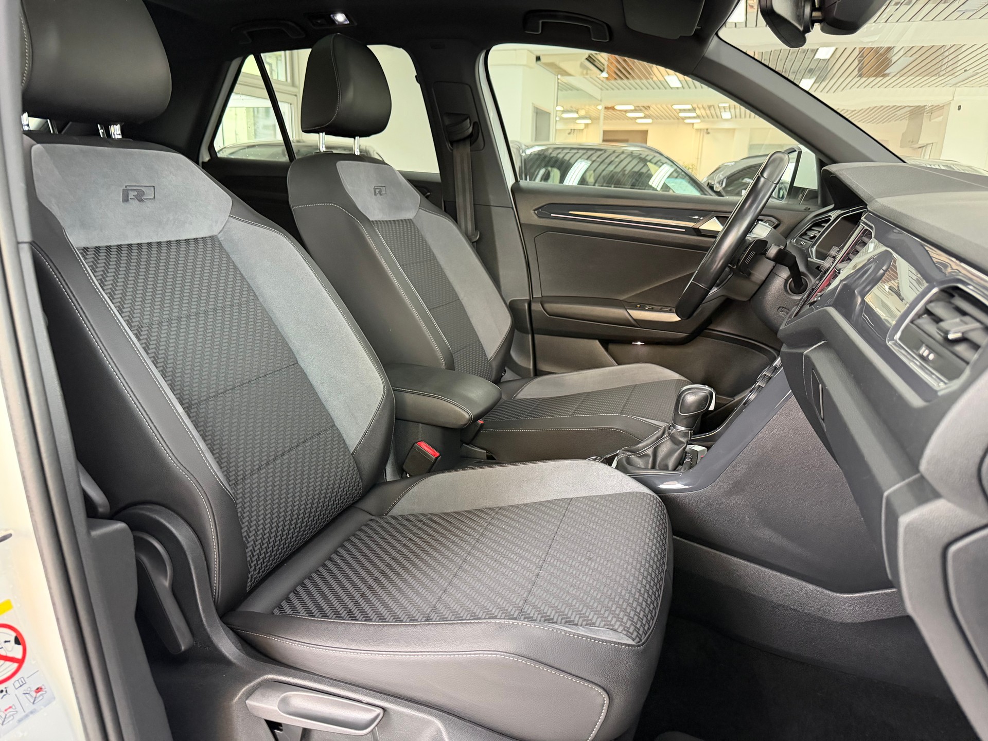 VW T-Roc 2.0 TSI Sport DSG 4Motion R-LINE-image-19