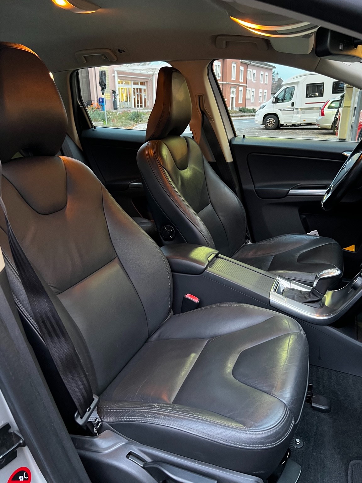 VOLVO XC60 D5 AWD Momentum Geartronic-image-10