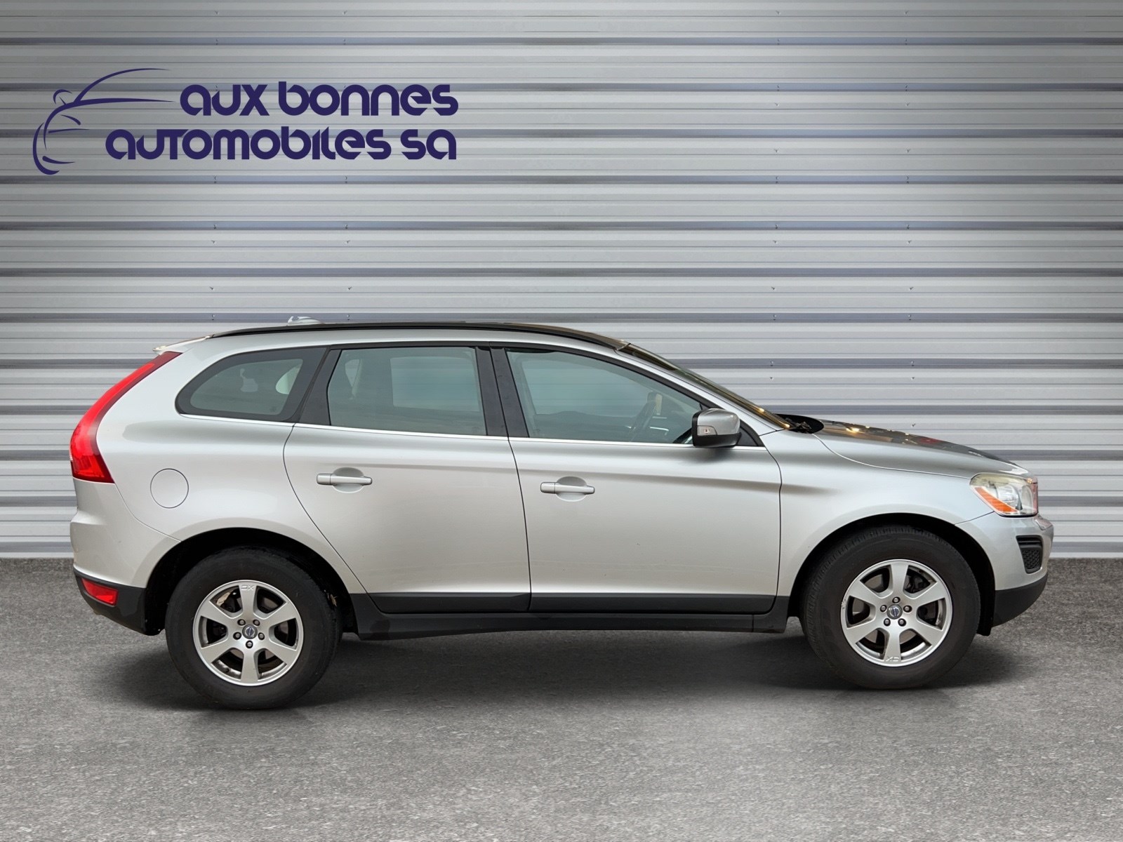 VOLVO XC60 D5 AWD Momentum Geartronic-image-5