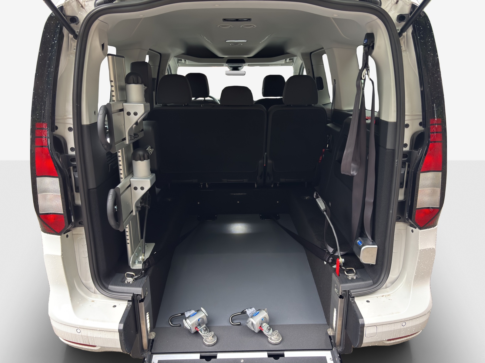 VW Caddy Maxi mit Rollstuhlumbau-image-13
