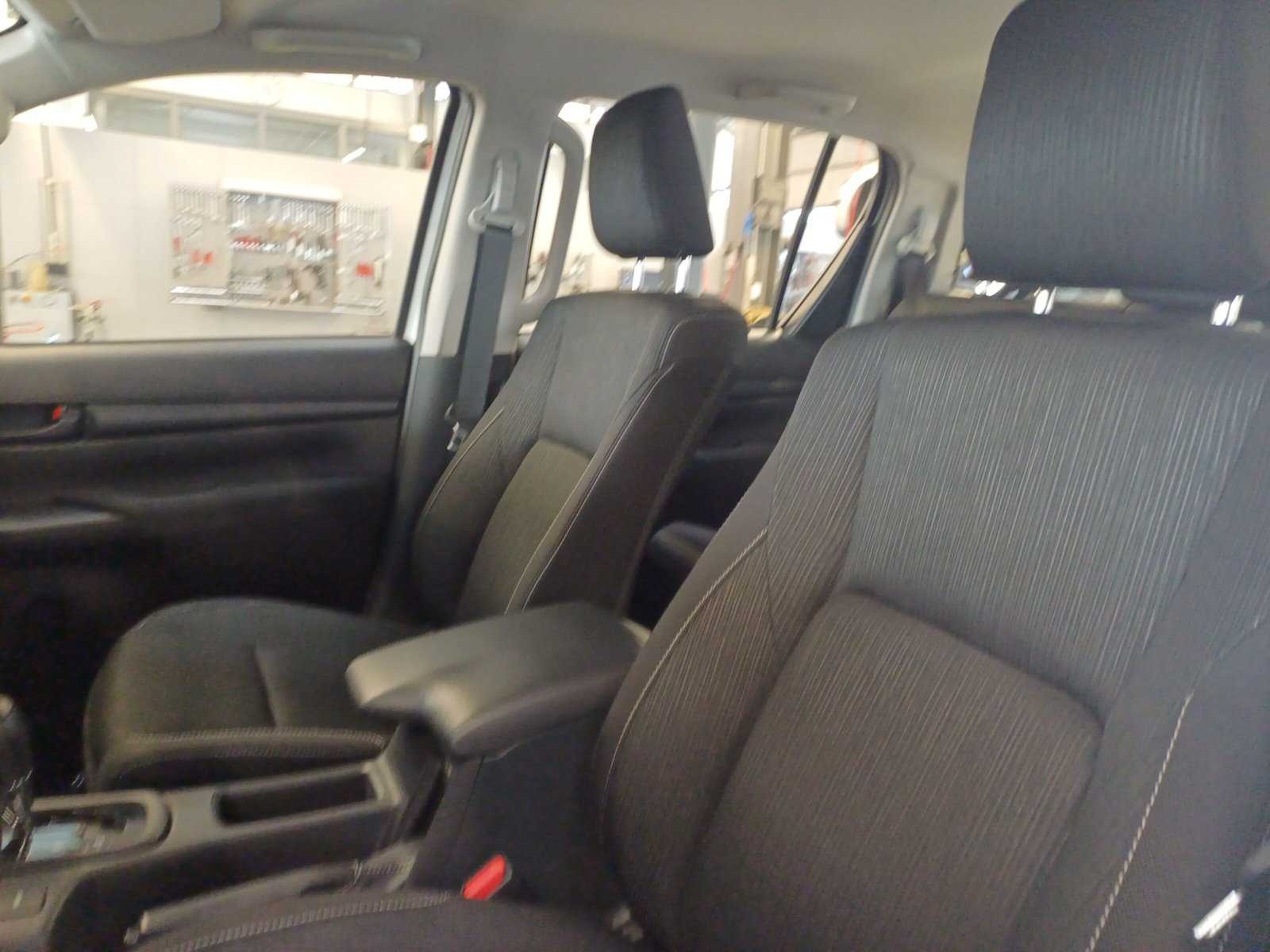 TOYOTA Hilux Double Cab.-Pick-up 2.4 D-4D 150 Comfort-image-6