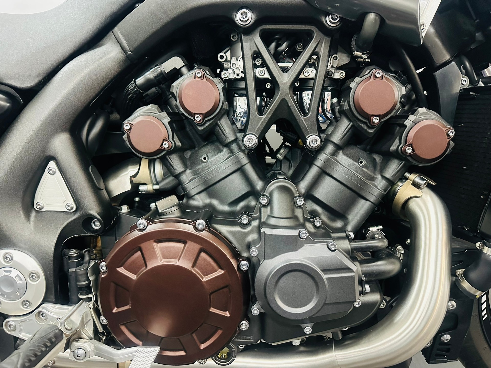 YAMAHA V-MAX 1700-showroom-element-1