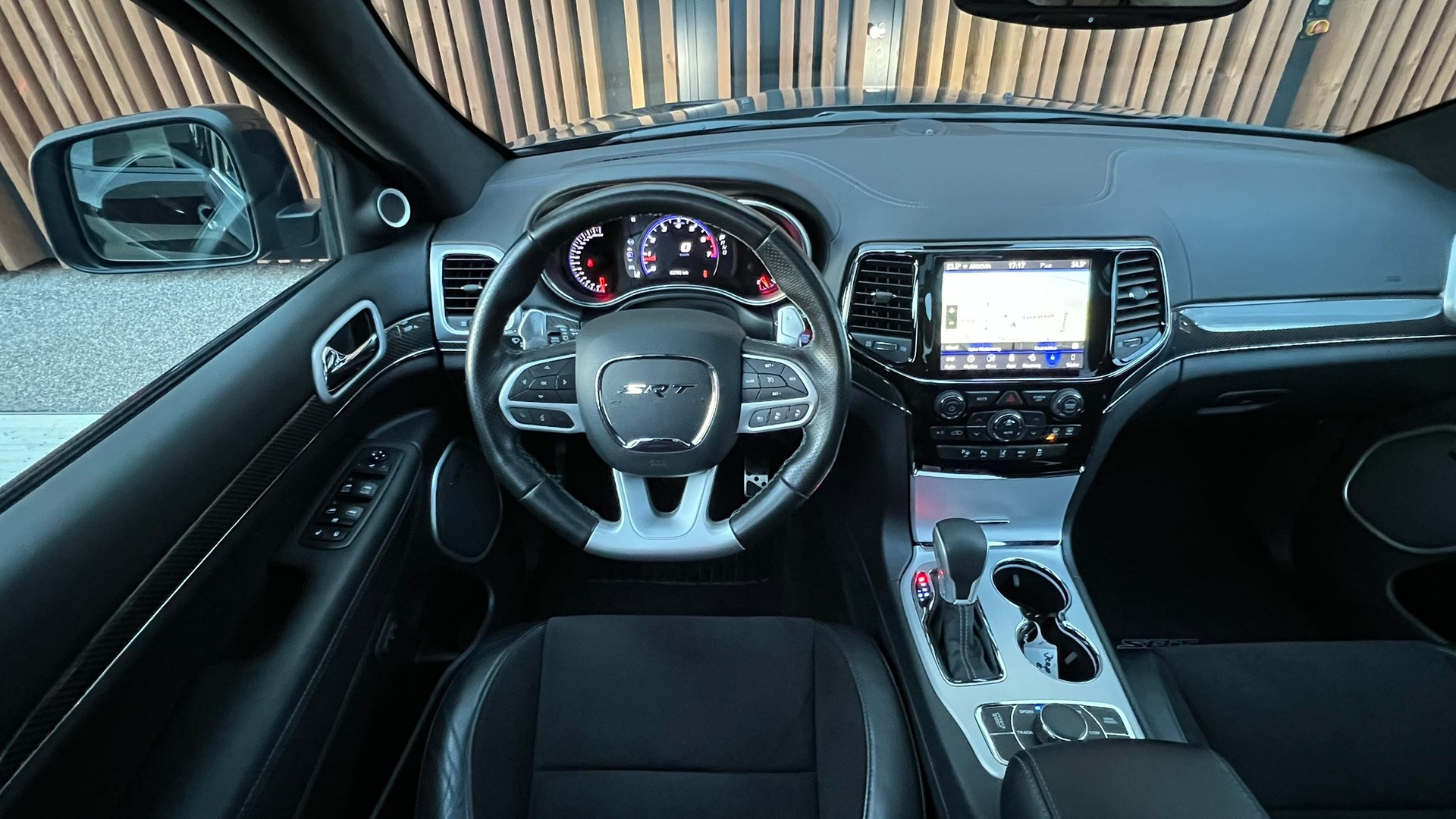 JEEP GRAND CHEROKEE 6.4 V8 HEMI BLACK SRT8 AUTOMATIC l 468 PS-image-23